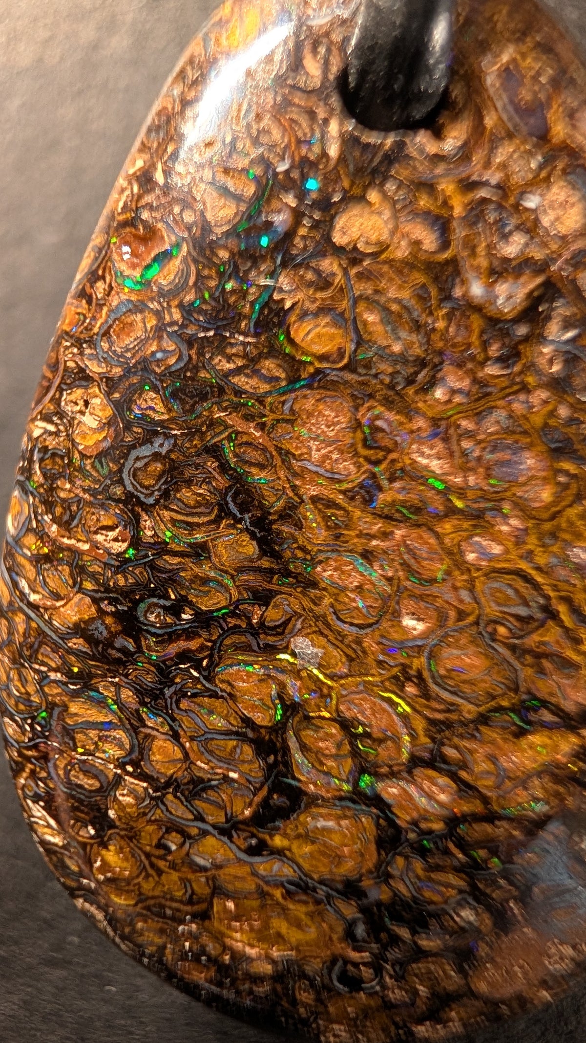 Boulder Opal Kette, 40 Carat, unzählige feine Opaladern – Ansicht 3