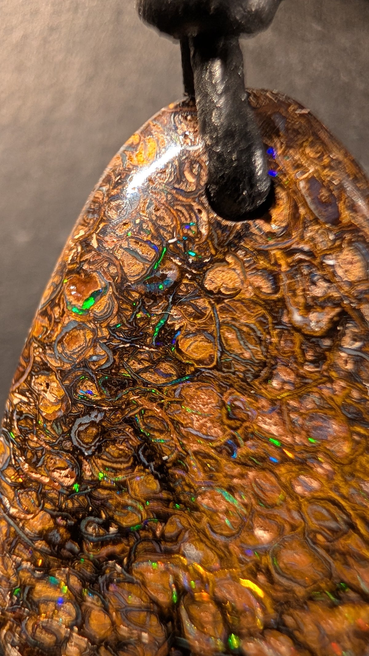 Boulder Opal Kette, 40 Carat, intensive grüne Lichtblitze – Ansicht 5
