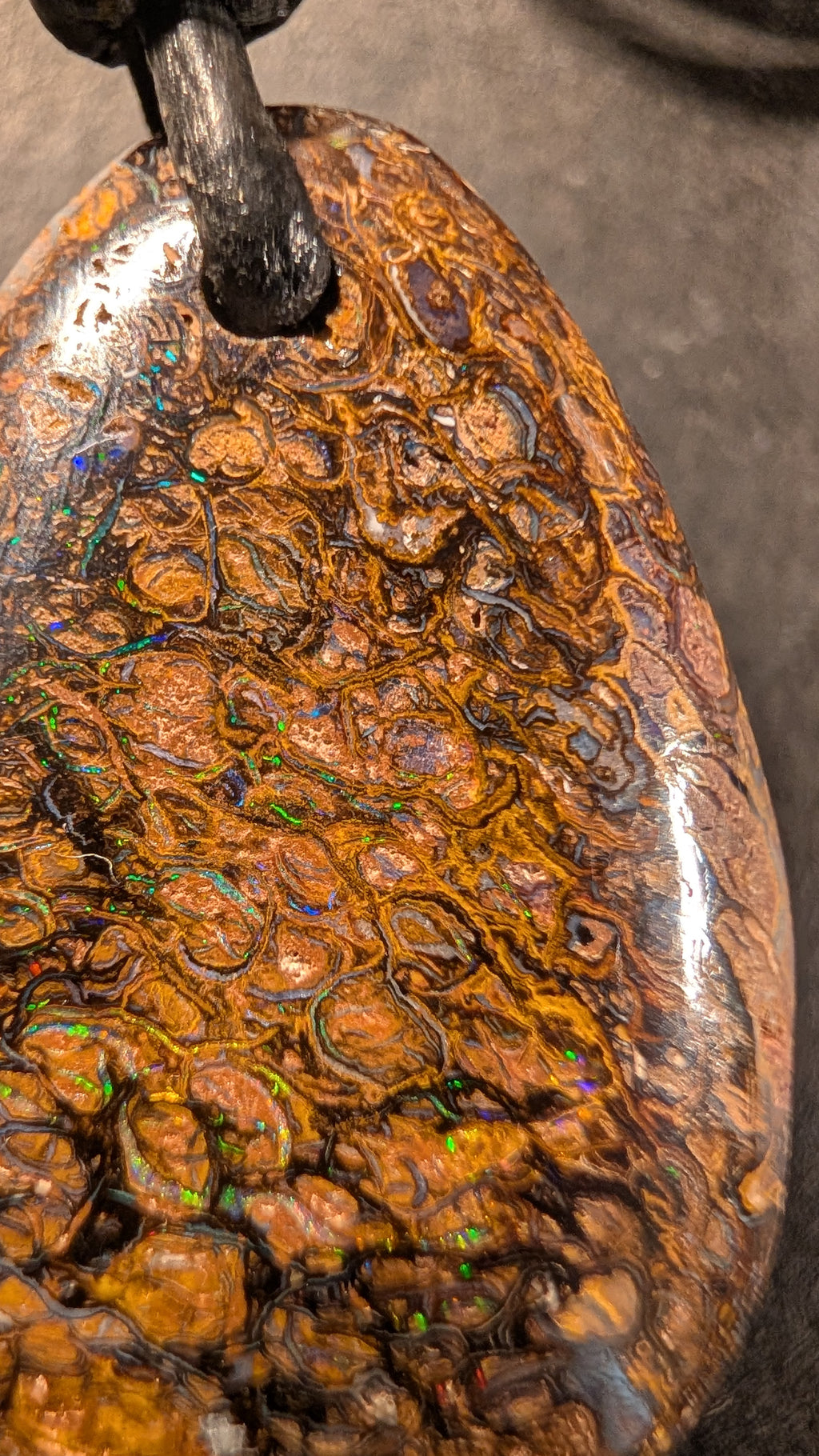 Boulder Opal Kette, 40 Carat, warme Bronze- und Honigtöne im Detail – Ansicht 6