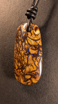 Boulder Opal Kette, 51,7 Carat, goldbraune Eisenstein-Matrix mit intensiven Blautönen – Gesamtansicht