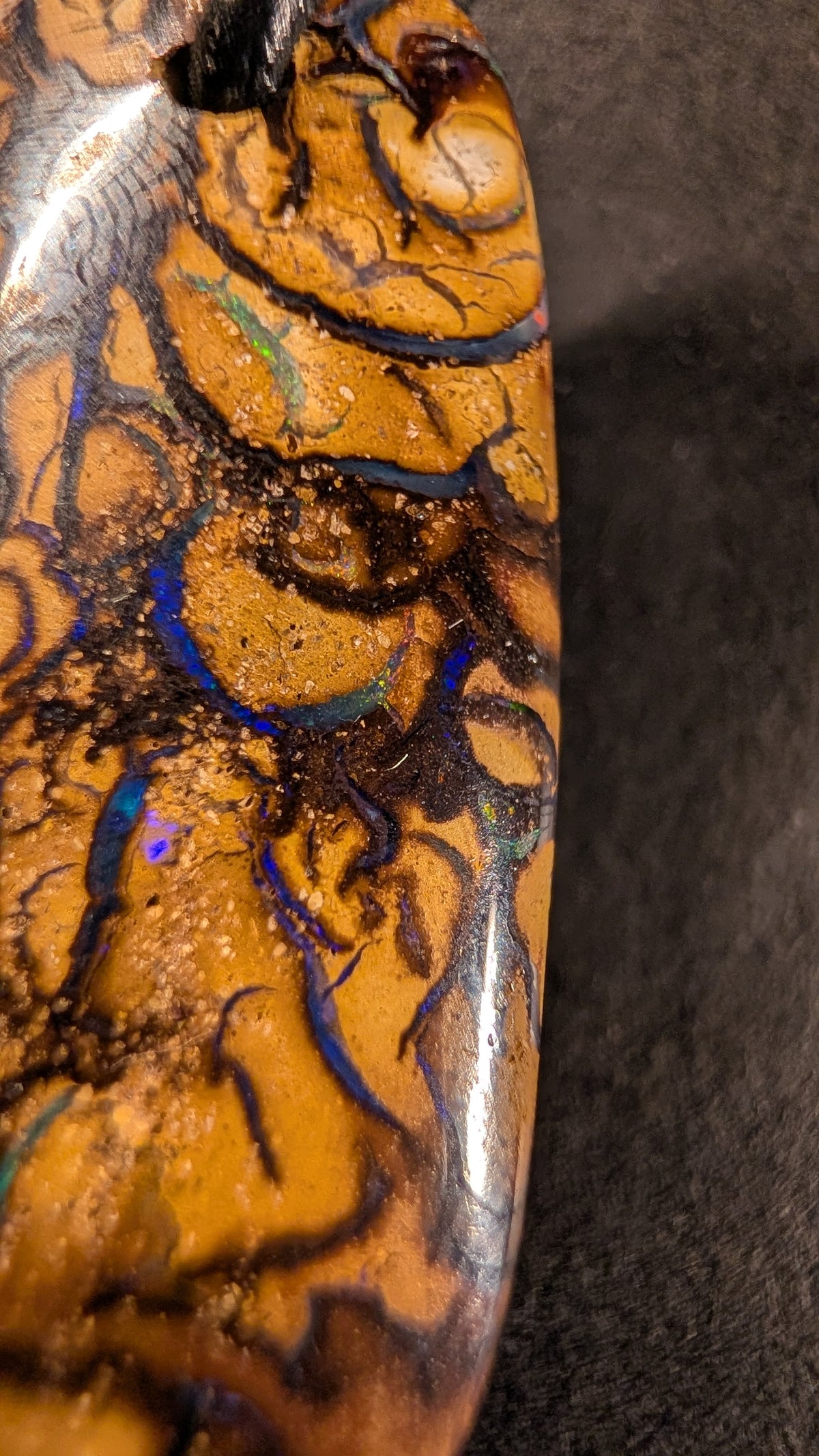 Boulder Opal Kette, 51,7 Carat, violette und rötliche Lichtpunkte – Ansicht 5