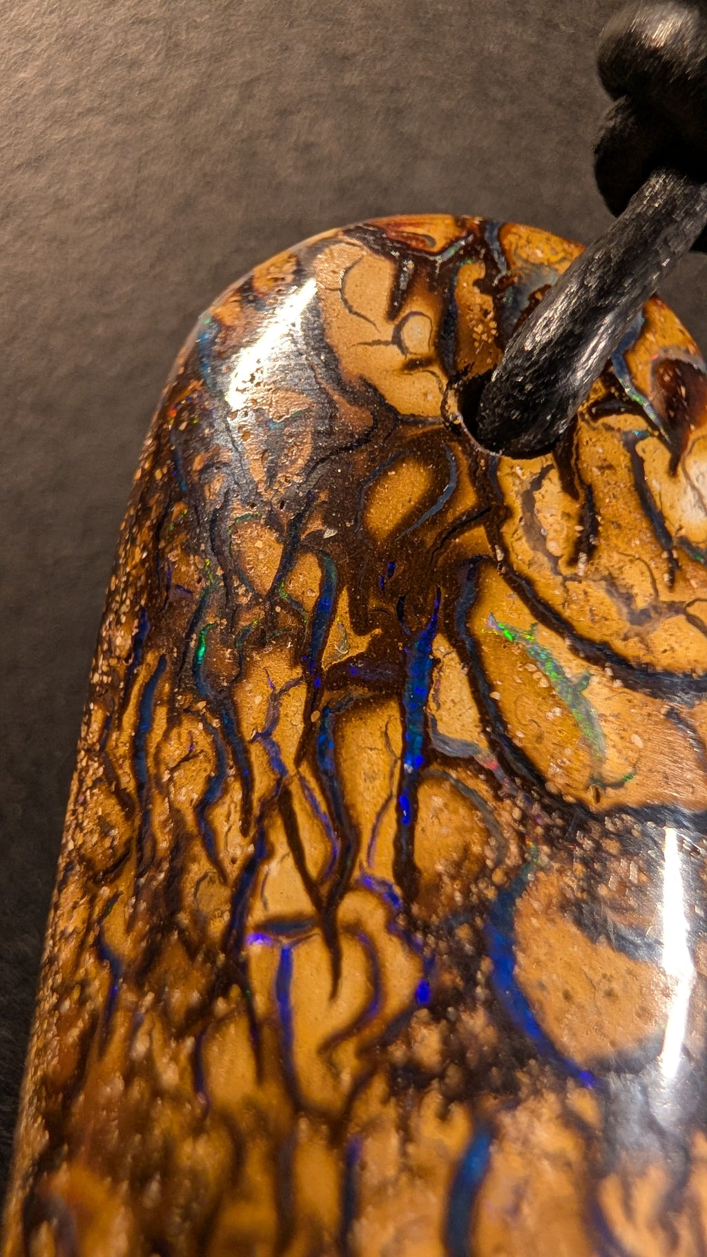 Boulder Opal Kette, 51,7 Carat, feine Opaladern im goldbraunen Eisenstein – Ansicht 6