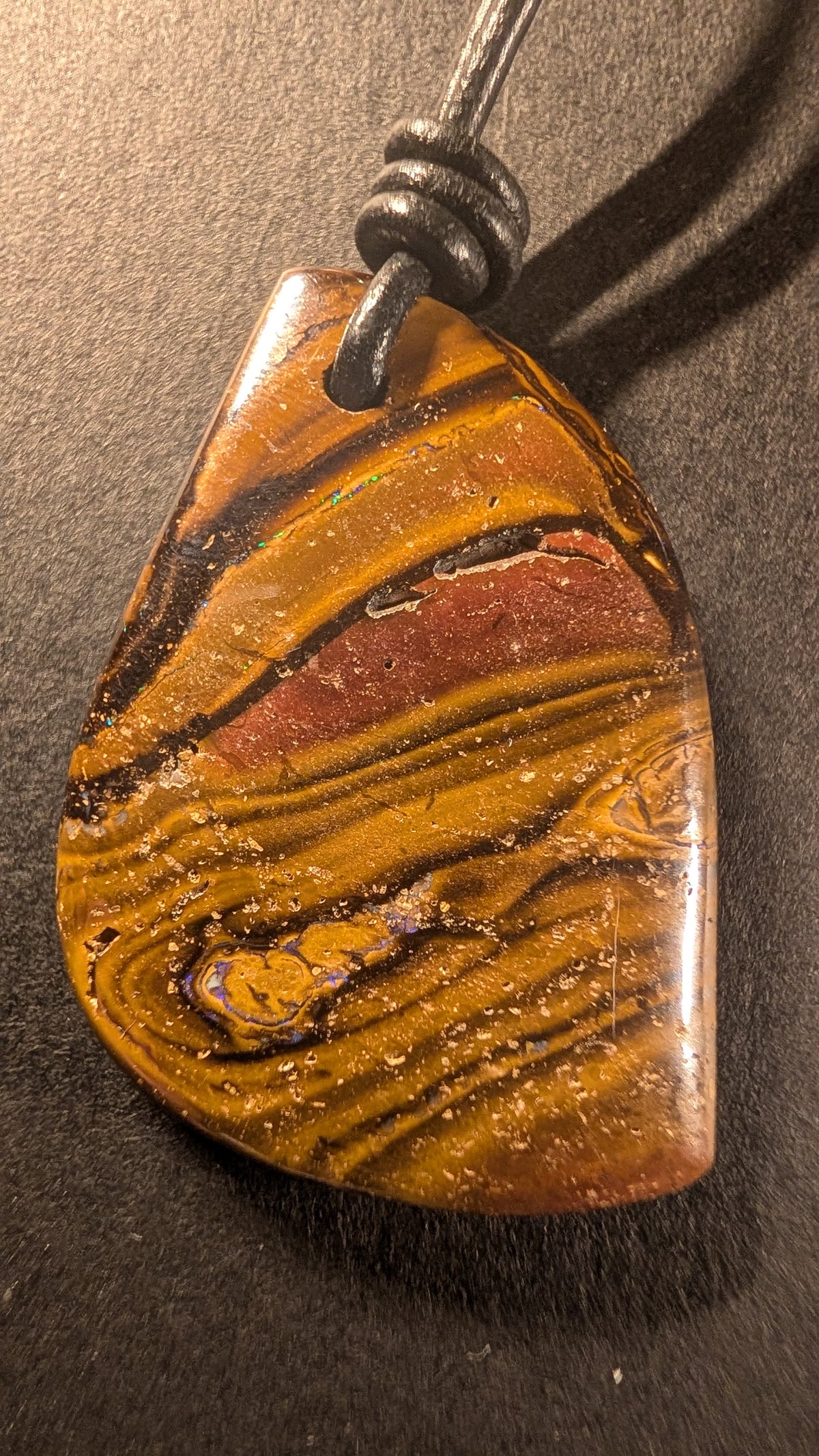 Boulder Opal Kette, 47 Carat, warmer Ocker, Goldbraun und Rostrot mit hauchfeiner Opalader – Gesamtansicht