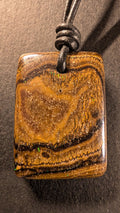 Boulder Opal Kette, 57 Carat, warme Goldbraun- und Ockernuancen mit grünem und türkisem Farbspiel – Gesamtansicht
