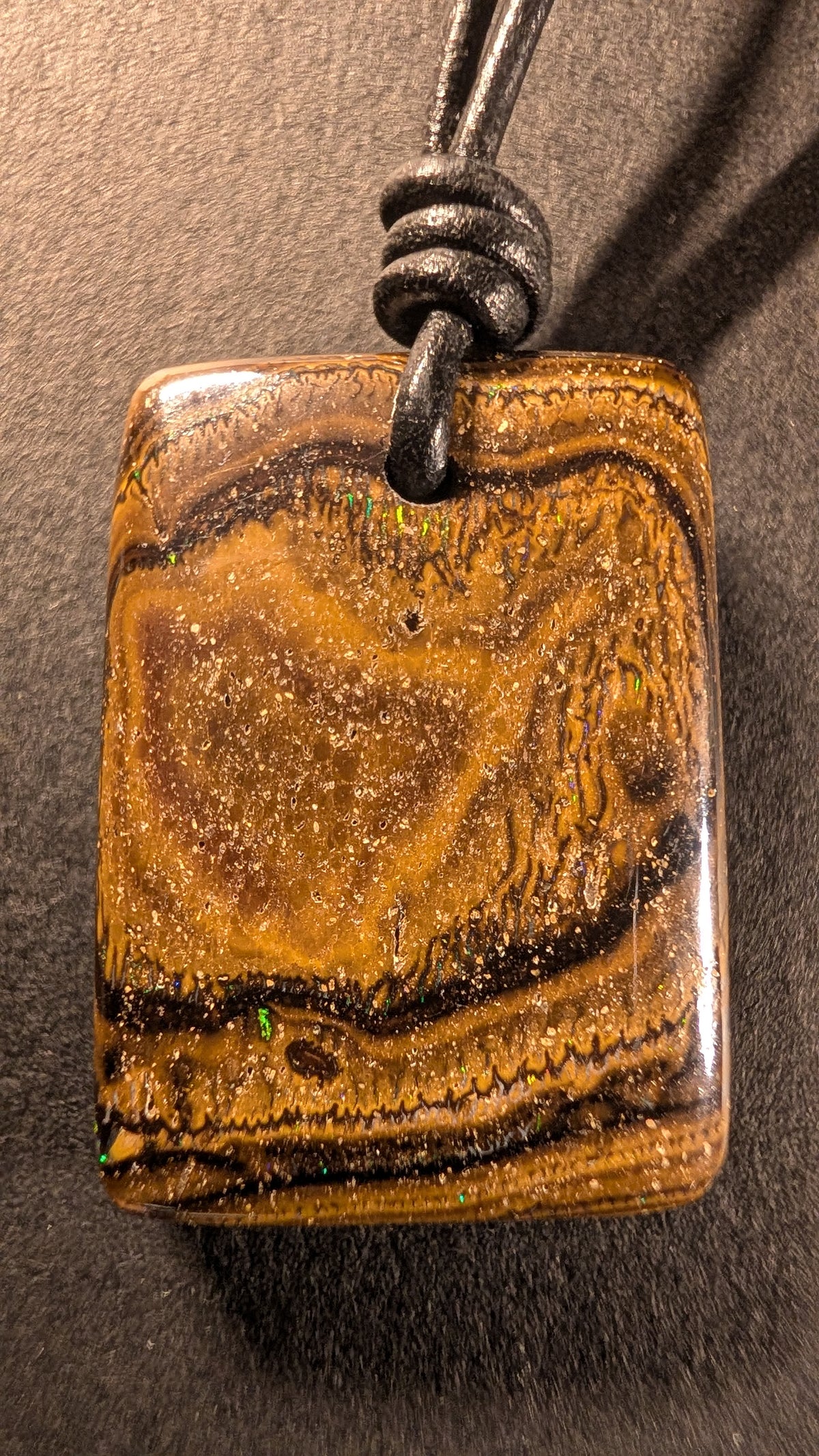 Boulder Opal Kette, 57 Carat, warme Goldbraun- und Ockernuancen mit grünem und türkisem Farbspiel – Gesamtansicht