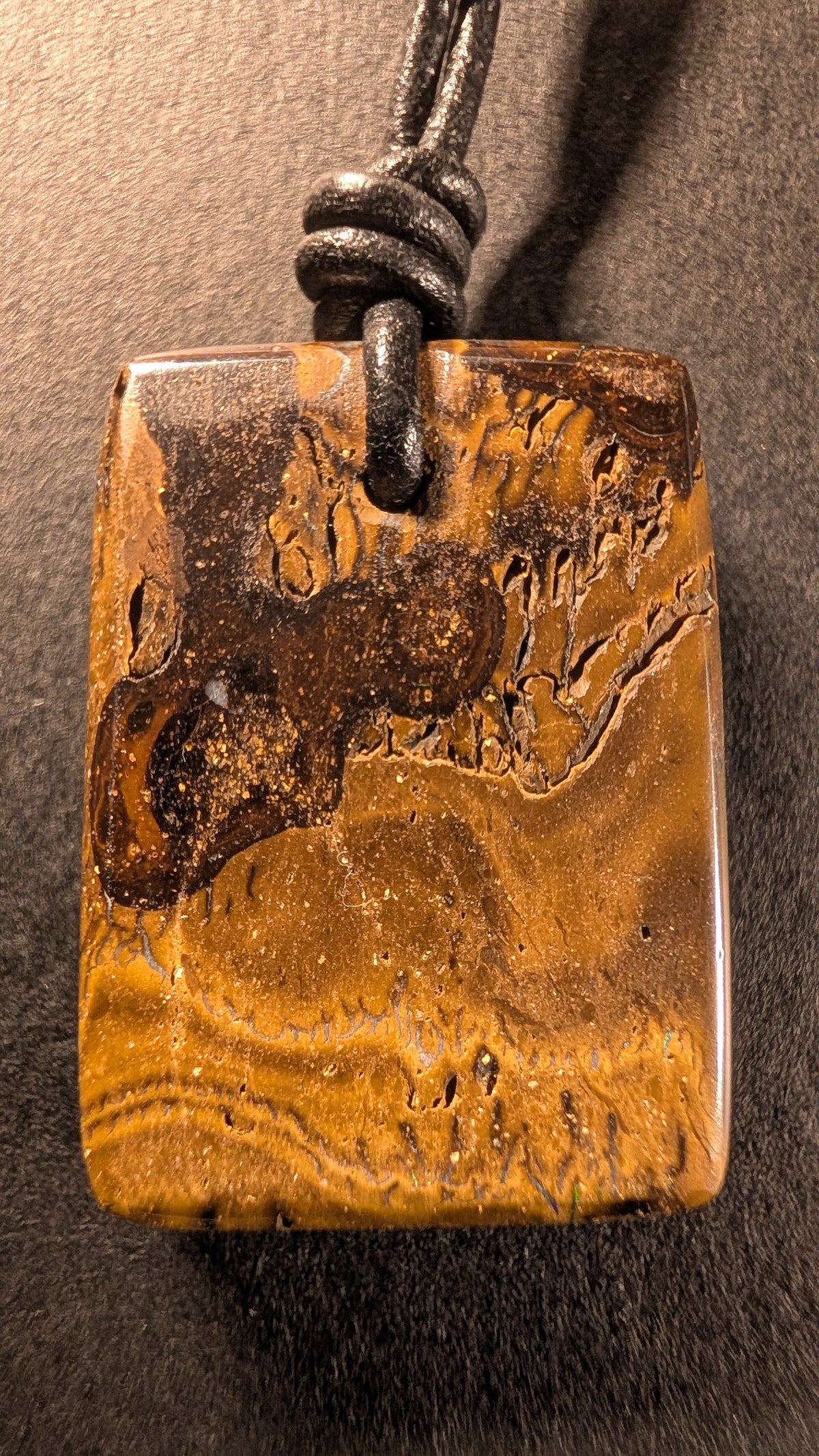 Boulder Opal Kette, 57 Carat, leuchtendes Grün und Türkis entlang feinster Opaladern – Ansicht 2