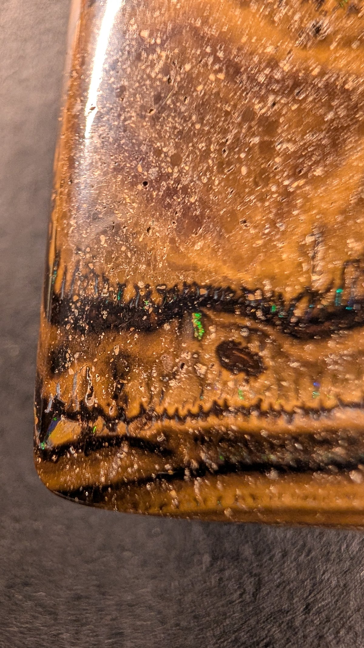 Boulder Opal Kette, 57 Carat, polierte Oberfläche in Goldbraun und Ocker – Ansicht 3