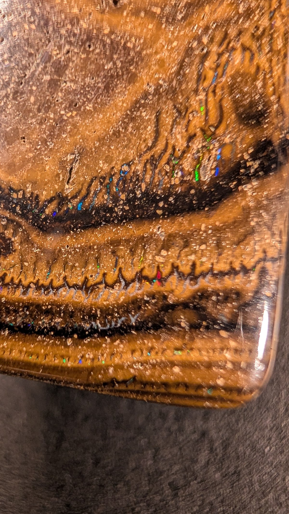 Boulder Opal Kette, 57 Carat, kleine blaue, gelbe und rötliche Lichtpunkte – Ansicht 5