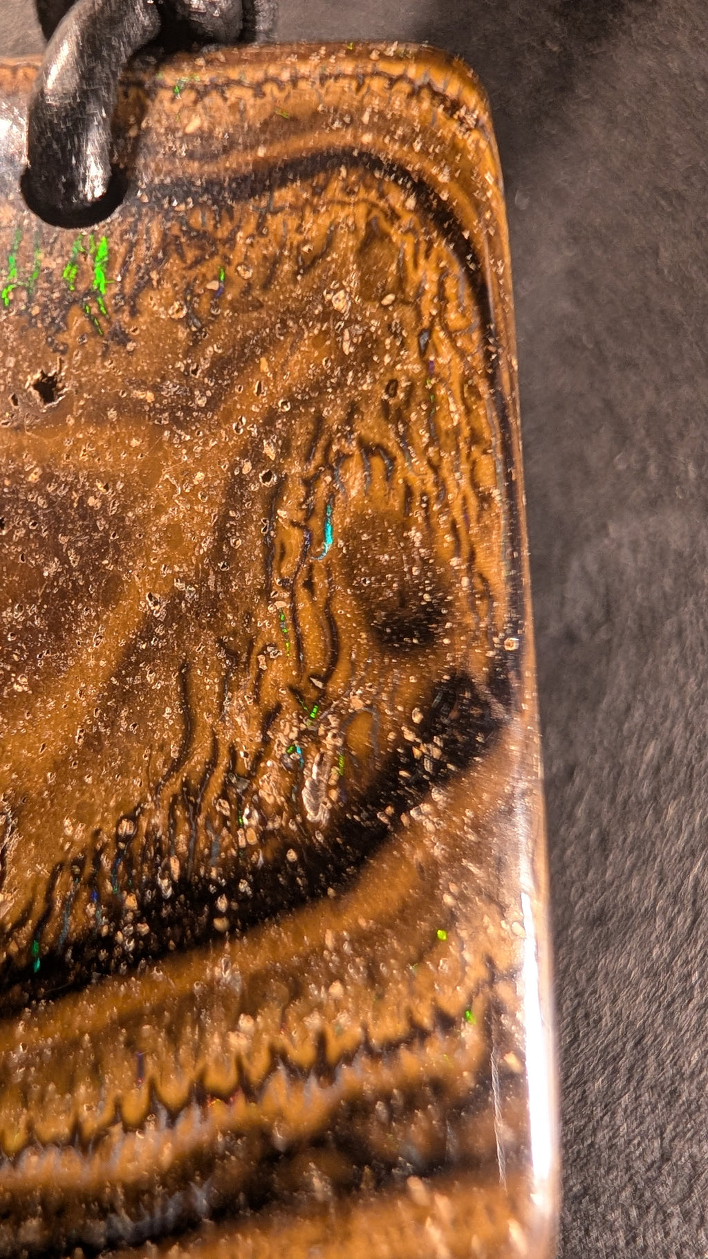 Boulder Opal Kette, 57 Carat, tiefbraune Nuancen im Detail – Ansicht 6