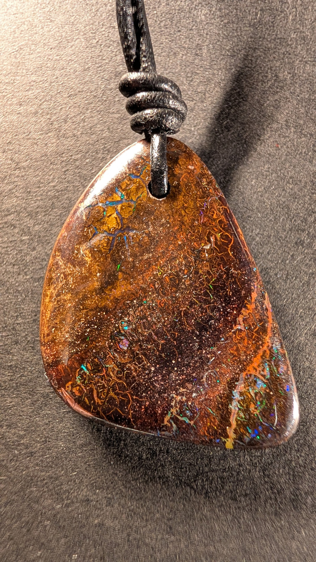 Boulder Opal Kette, 45 Carat, tiefbraune bis kupferfarbene Matrix mit elektrischem Blau und Violett – Gesamtansicht