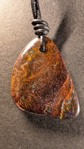 Boulder Opal Kette, 45 Carat, tiefbraune bis kupferfarbene Matrix mit elektrischem Blau und Violett – Gesamtansicht