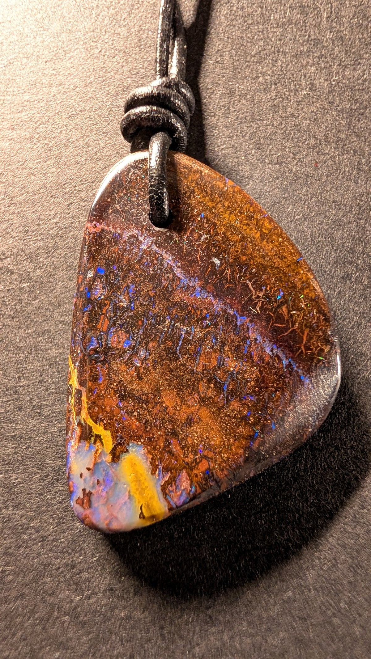 Boulder Opal Kette, 45 Carat, markante Adern in elektrischem Blau – Ansicht 2