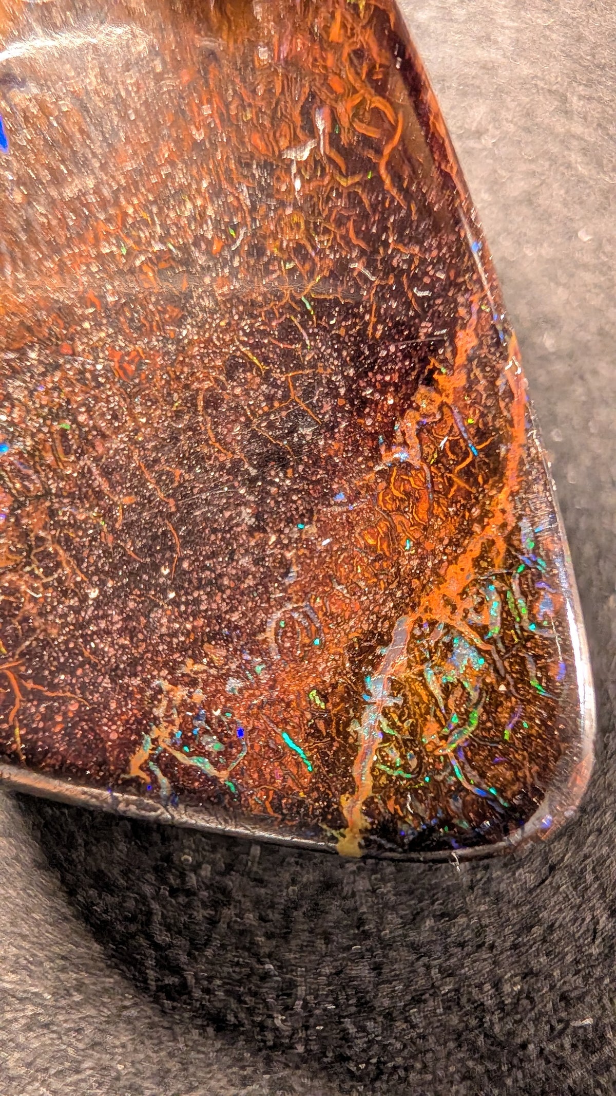 Boulder Opal Kette, 45 Carat, feine Zeichnungen in der kupferfarbenen Matrix – Ansicht 5