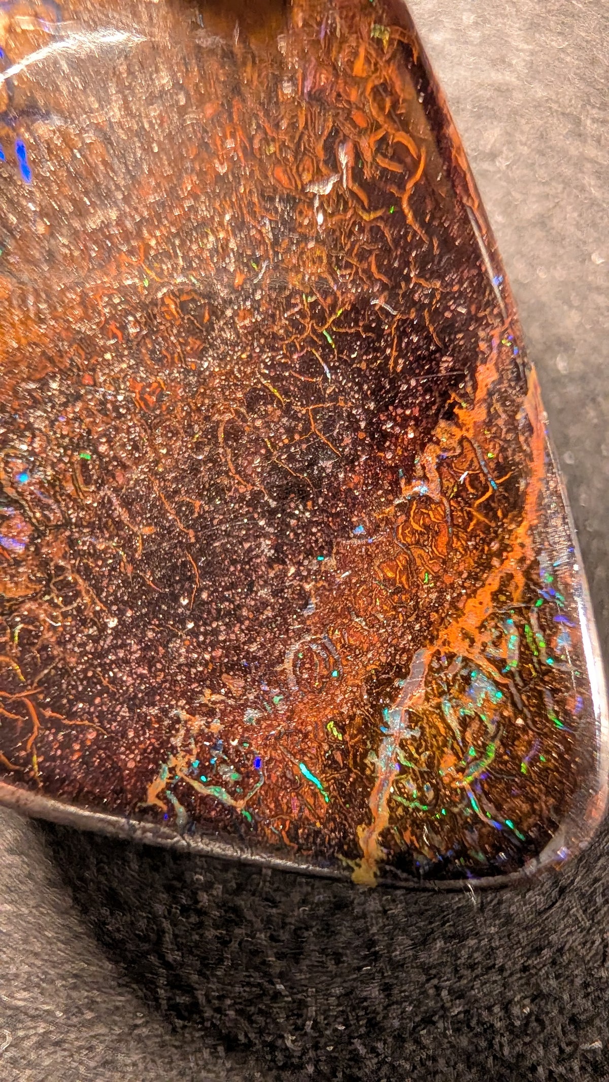 Boulder Opal Kette, 45 Carat, violette Farbadern im Detail – Ansicht 6