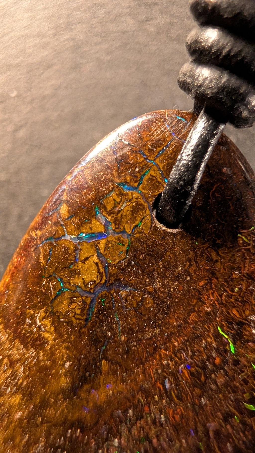 Boulder Opal Kette, 45 Carat, Türkis und leuchtendes Grün im Stein – Ansicht 3