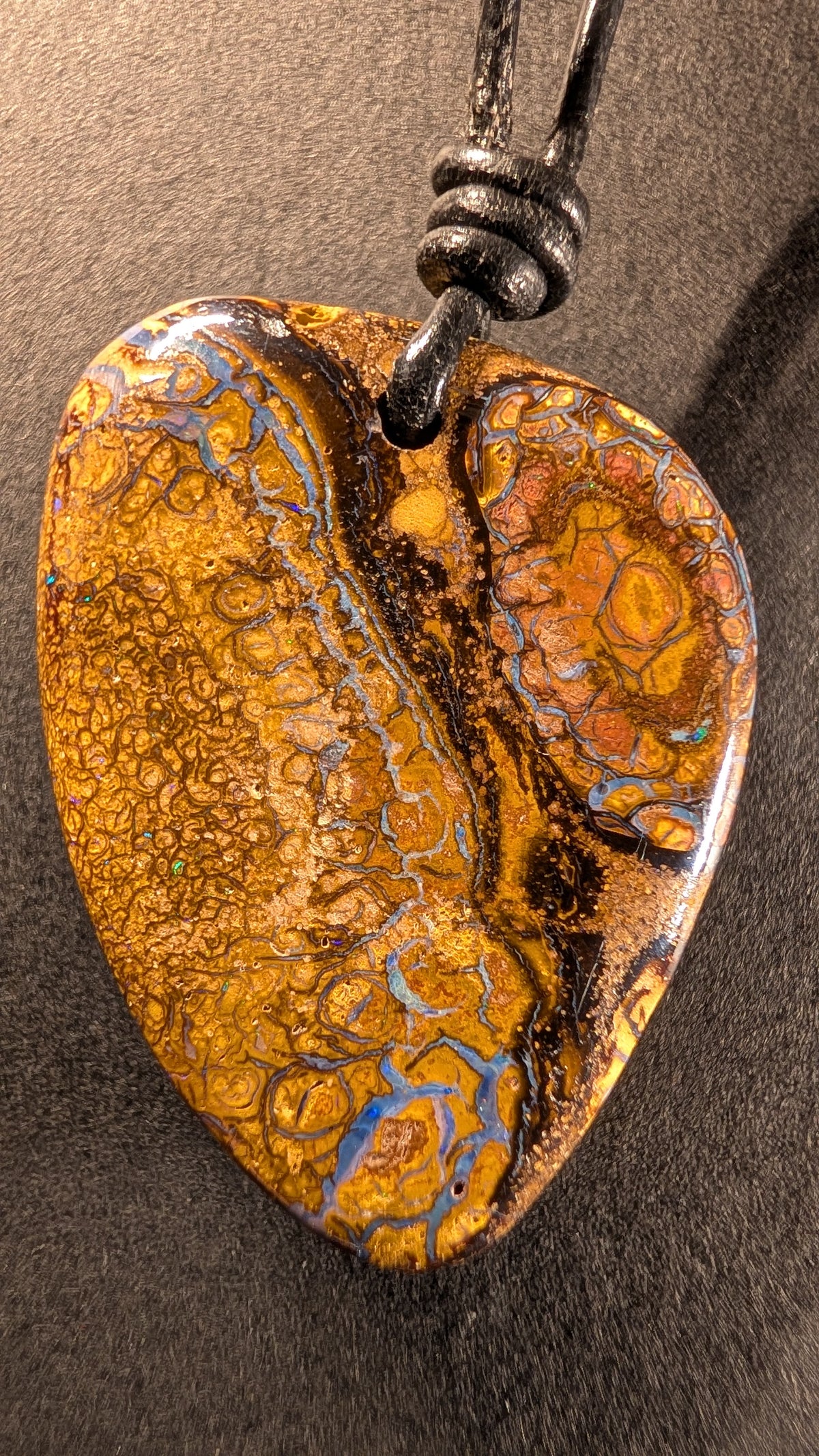 Boulder Opal Kette, 71 Carat, warmgoldene Eisenstein-Matrix mit Lichtadern in Blau und Lavendel – Gesamtansicht