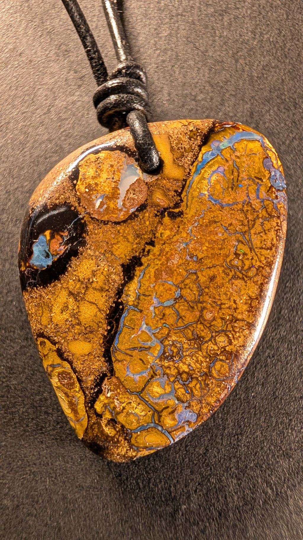 Boulder Opal Kette, 71 Carat, Lichtadern in Blau und Lavendel – Ansicht 2