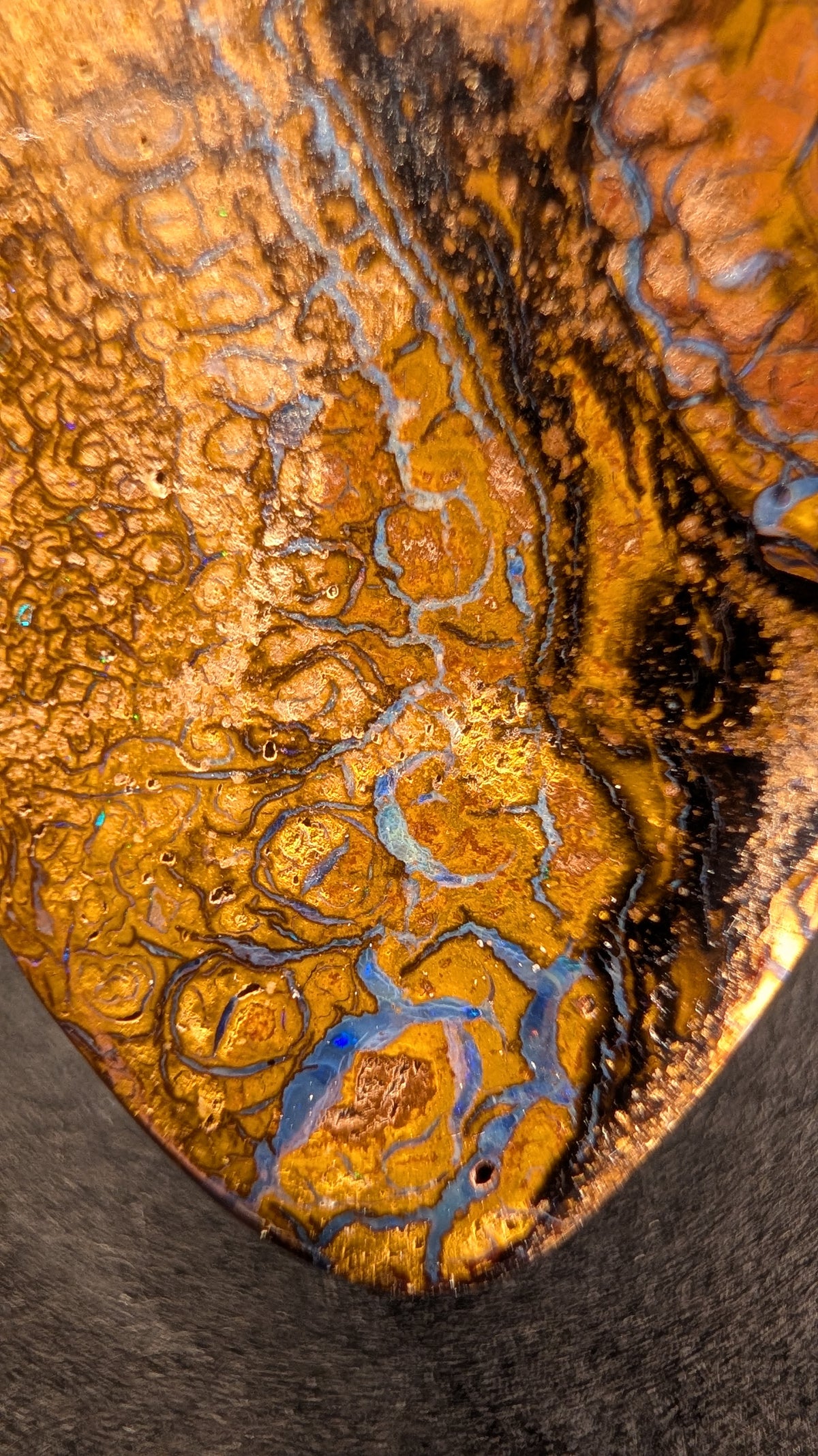Boulder Opal Kette, 71 Carat, winzige türkise und grüne Farbfunken – Ansicht 5