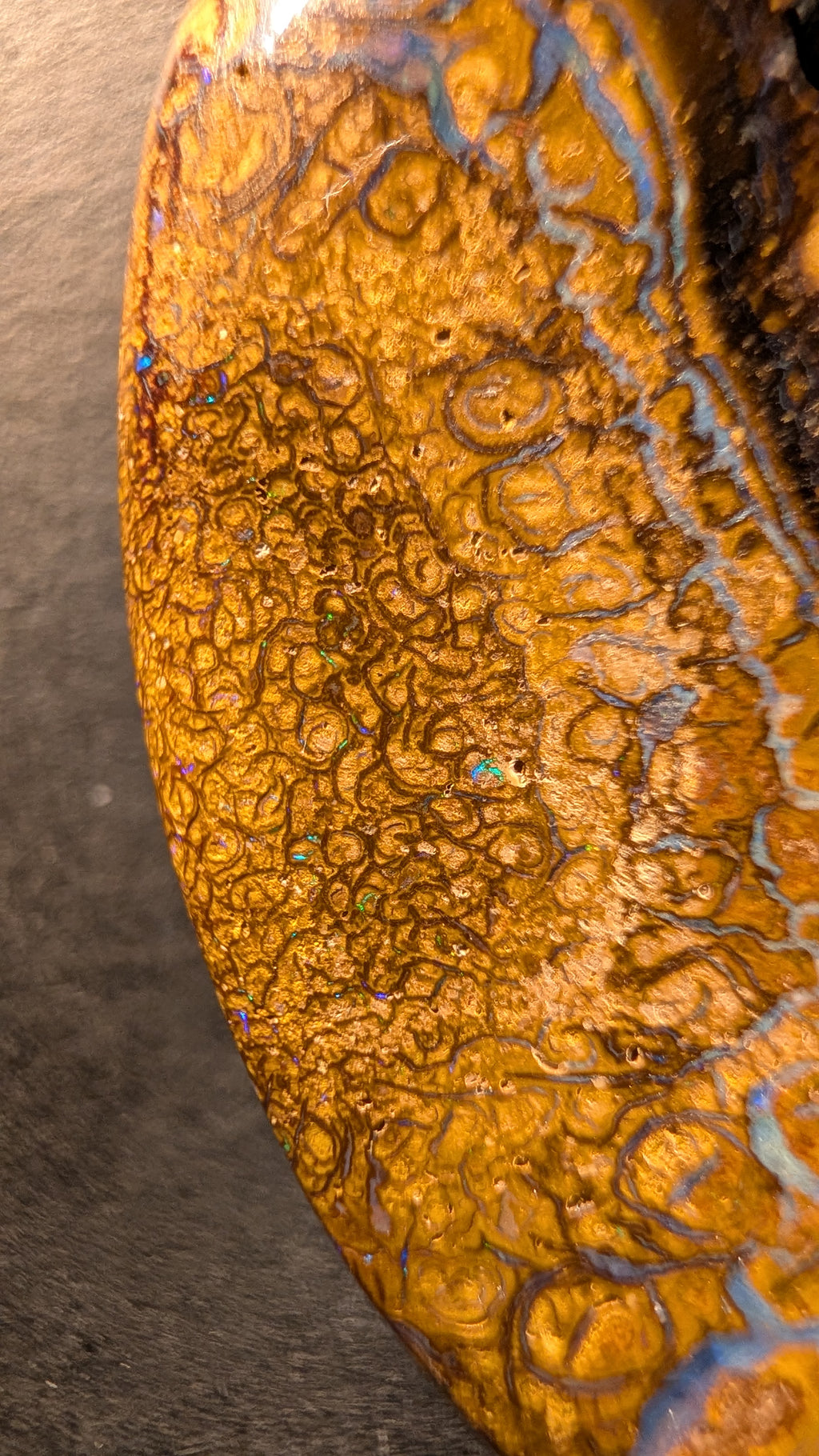 Boulder Opal Kette, 71 Carat, tiefbraune Partien im warmgoldenen Gestein – Ansicht 6