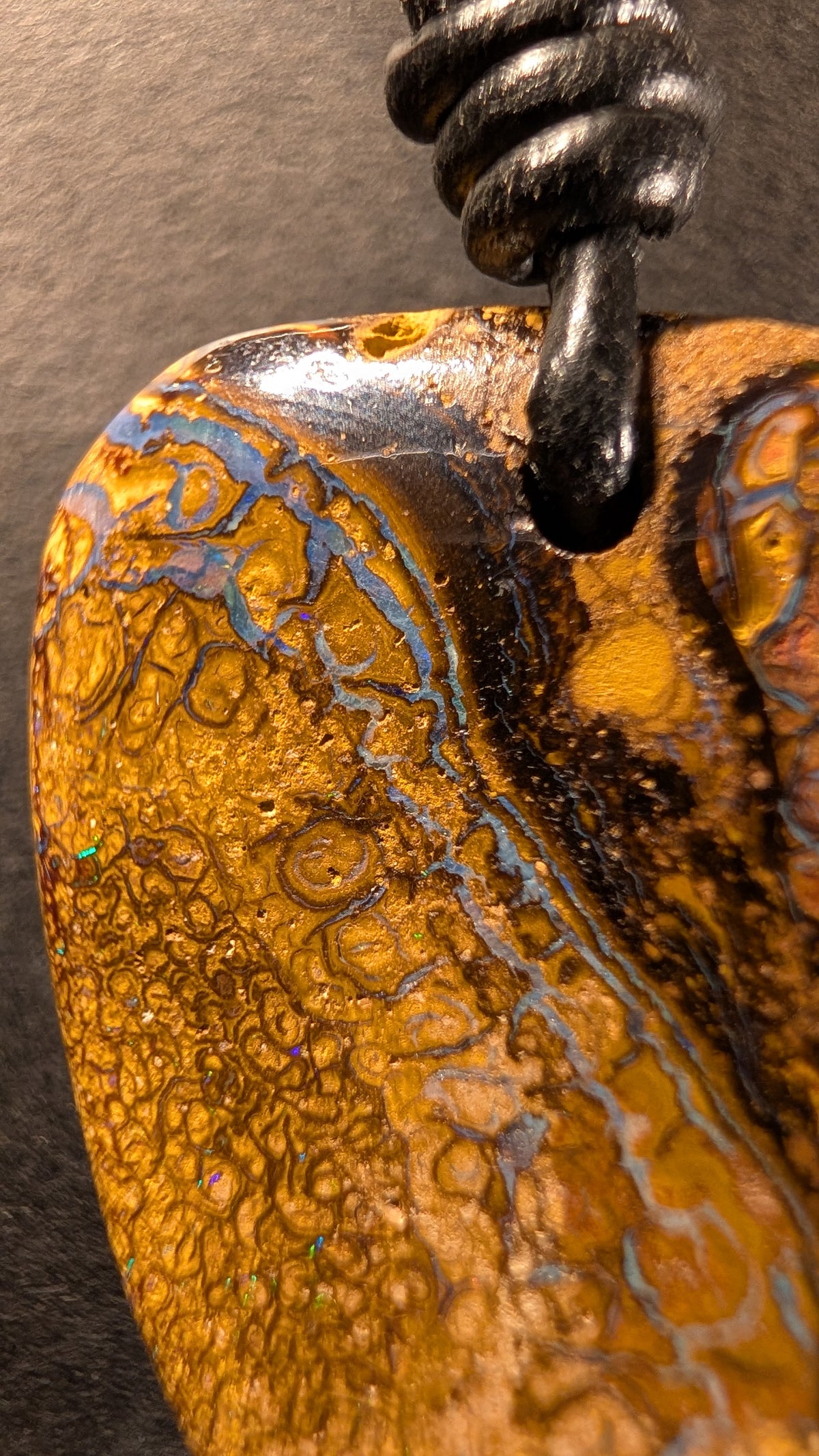 Boulder Opal Kette, 71 Carat, ockerfarbene und kupfrige Strukturen – Ansicht 3