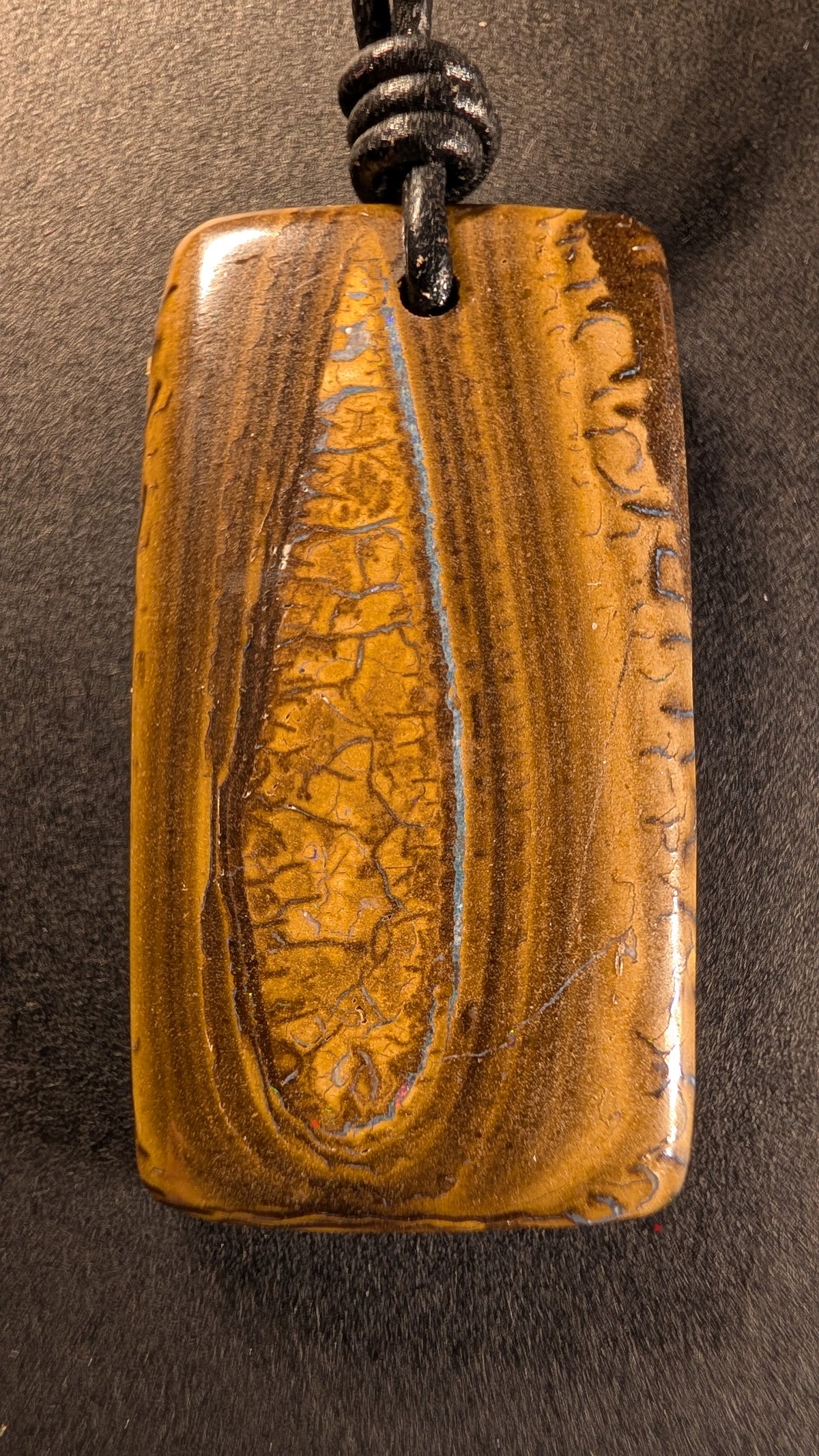 Boulder Opal Kette, 58 Carat, gold- bis dunkelbrauner Eisenstein mit blaugrauer Opalader – Gesamtansicht