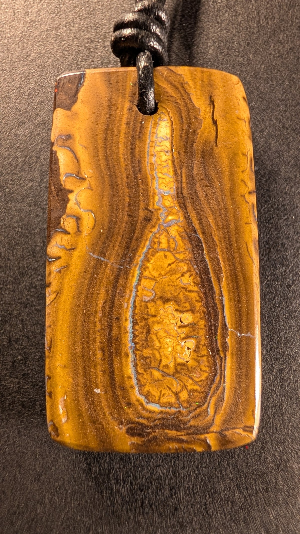 Boulder Opal Kette, 58 Carat, langgezogene blaugraue Opalader – Ansicht 2