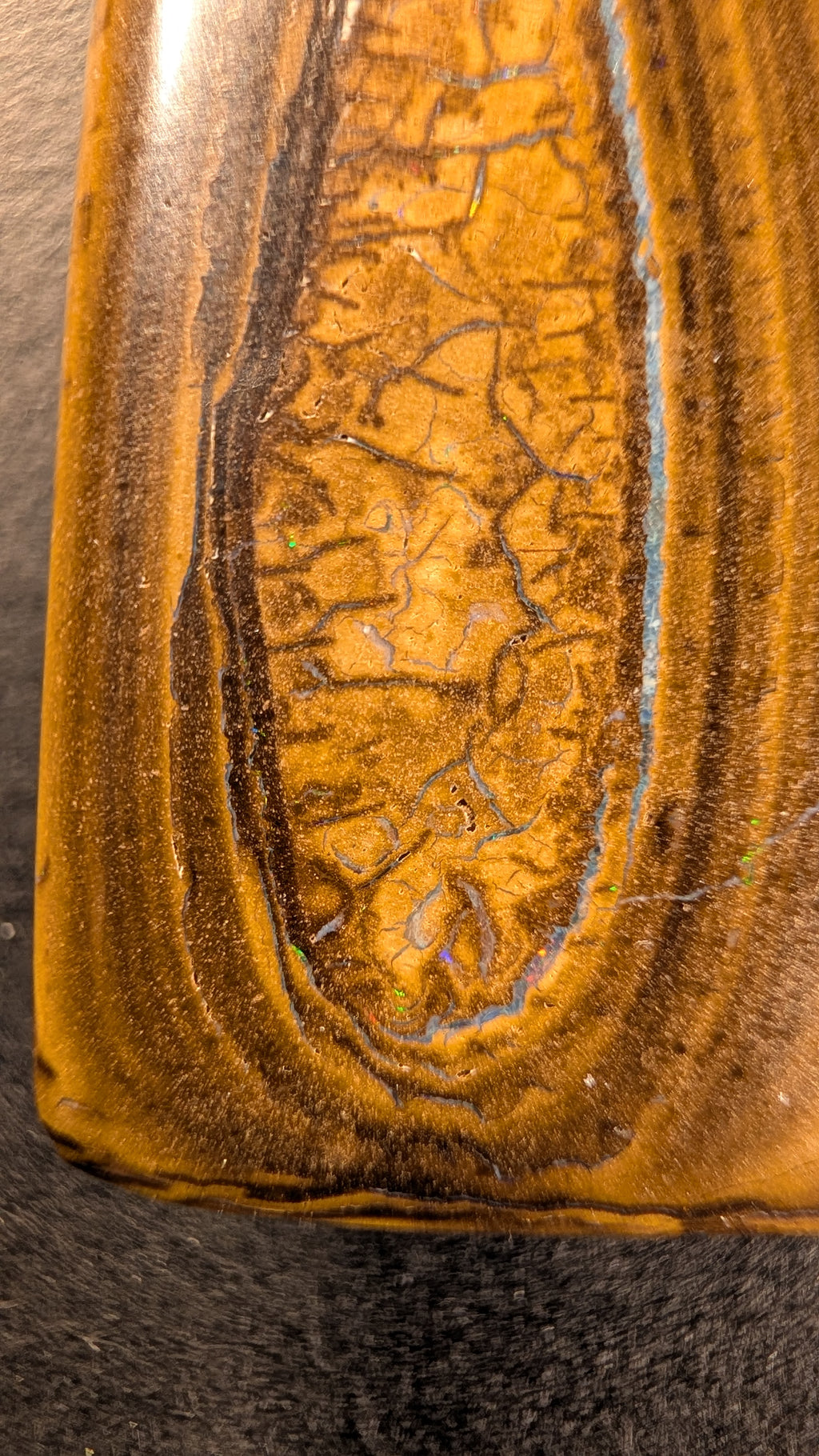 Boulder Opal Kette, 58 Carat, kleine grüne, rote und violette Lichtpunkte – Ansicht 5