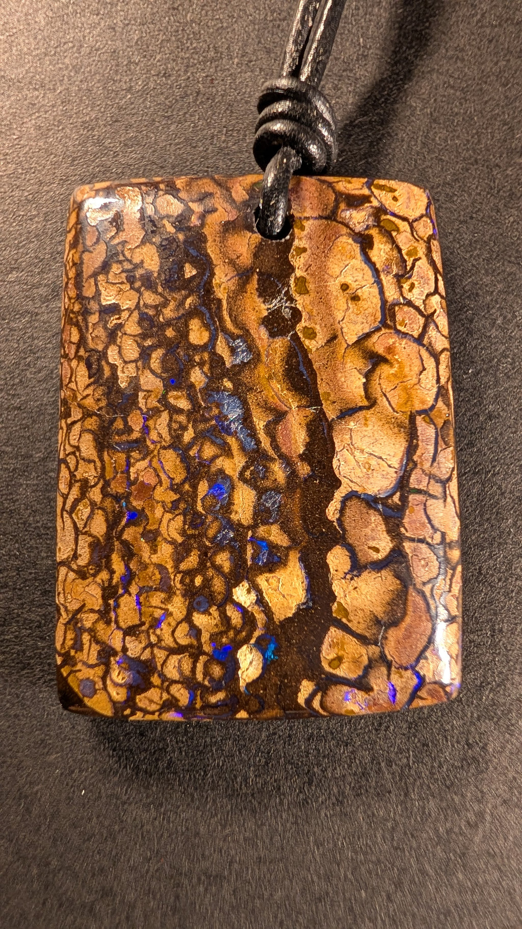 Boulder Opal Kette, 77 Carat, warmer Ocker und Kupferbraun mit kobaltblauen Opaladern – Gesamtansicht