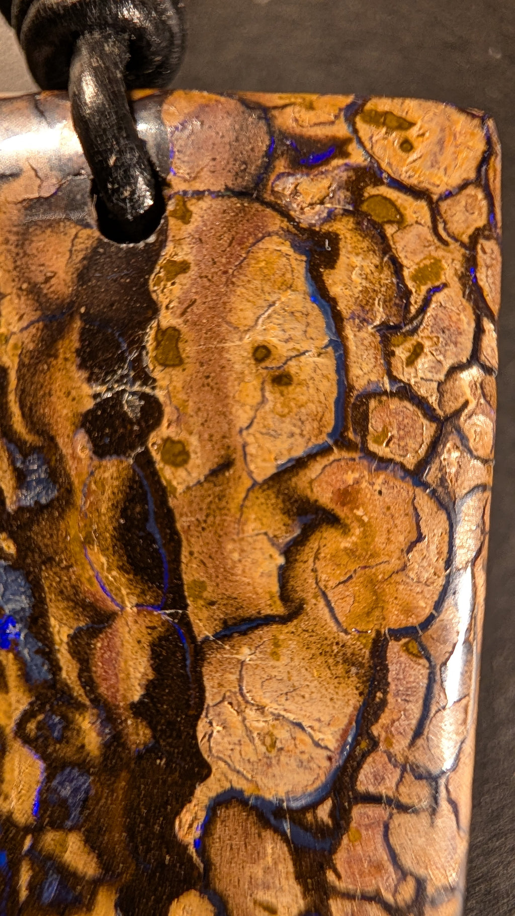 Boulder Opal Kette, 77 Carat, markante Matrix mit dunklen Partien – Ansicht 3