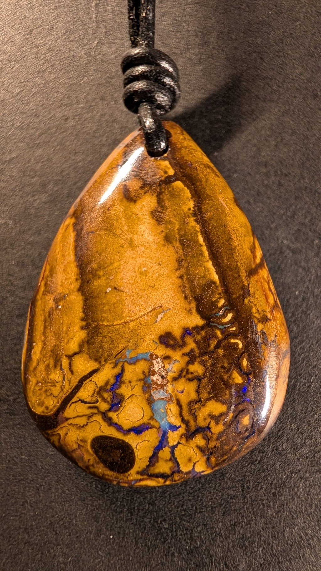 Boulder Opal Kette, 89 Carat, warme Ocker- und Honigtöne mit blauen und violetten Linien – Gesamtansicht