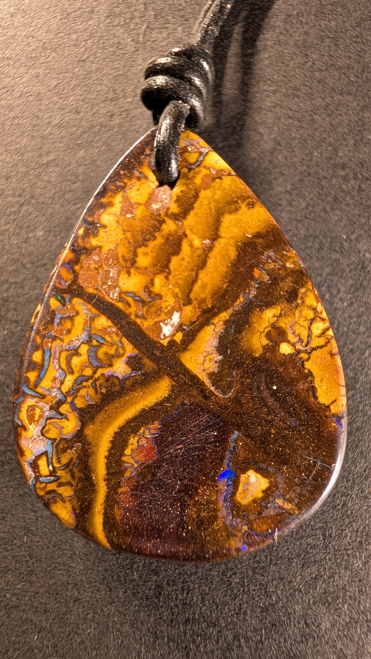 Boulder Opal Kette, 89 Carat, leuchtend blaue Linien in der Eisenstein-Matrix – Ansicht 2