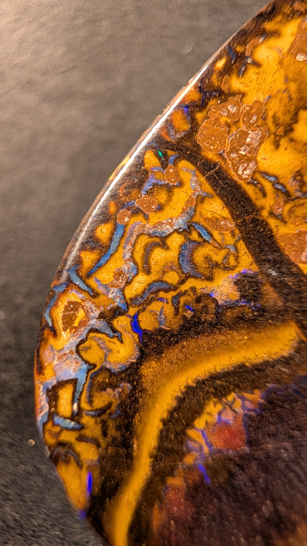 Boulder Opal Kette, 89 Carat, Ocker-, Honig- und Schokoladentöne im Detail – Ansicht 5