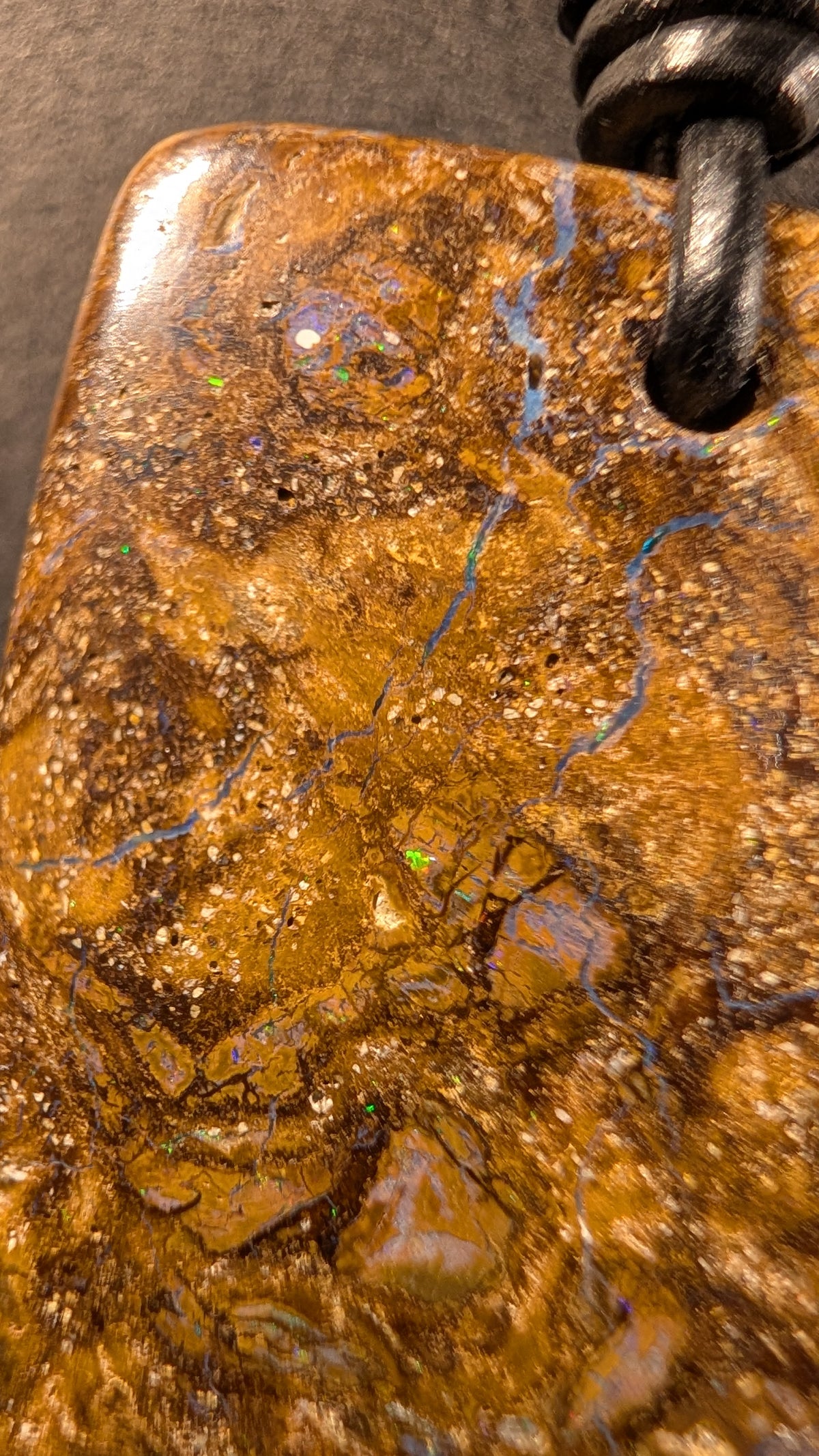 Boulder Opal Kette, 56,2 Carat, Matrix wie ein kunstvolles Relief – Ansicht 3