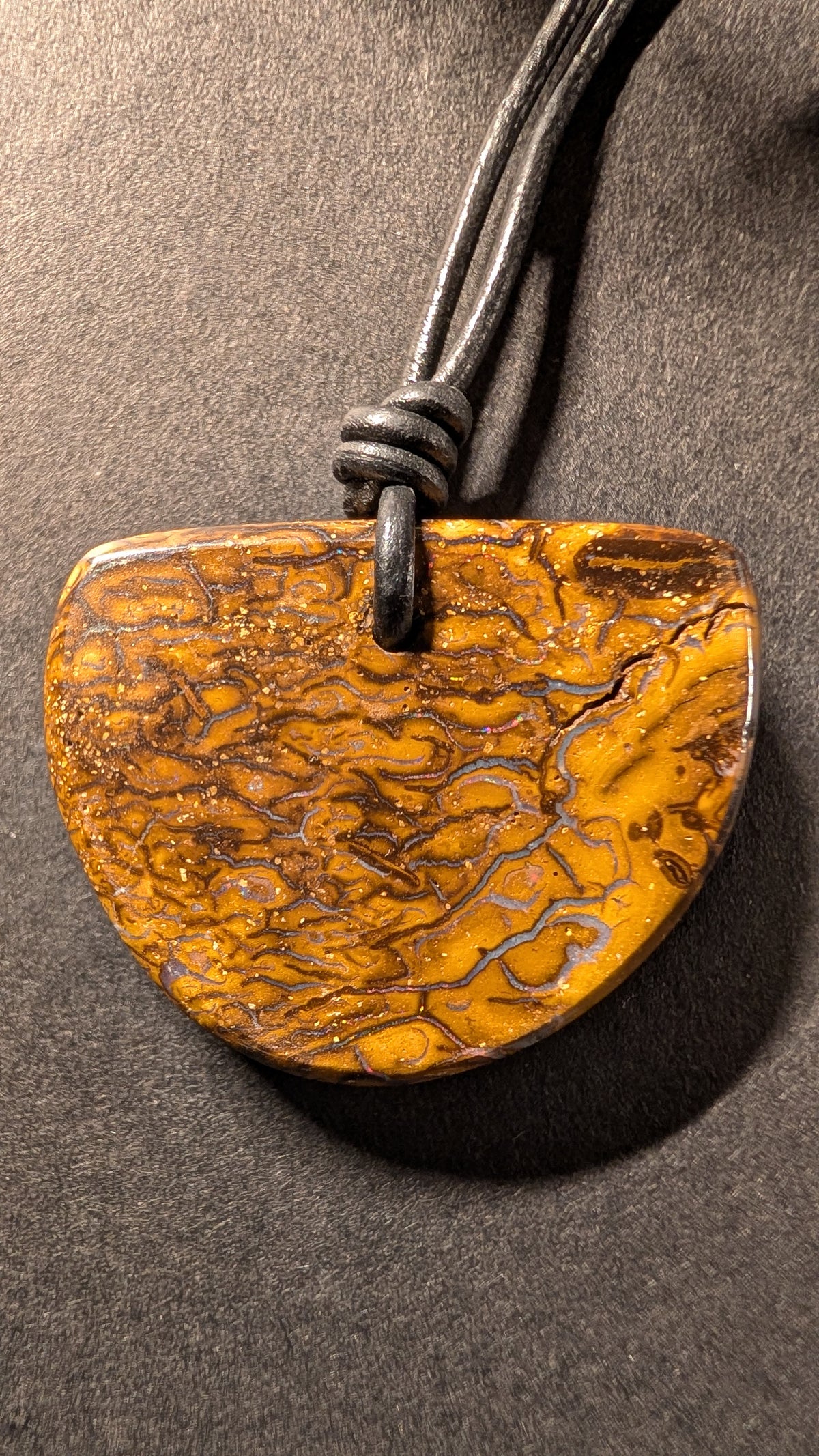 Boulder Opal Kette, 60 Carat, Opaladern wie ein uralter Flusslauf – Ansicht 2