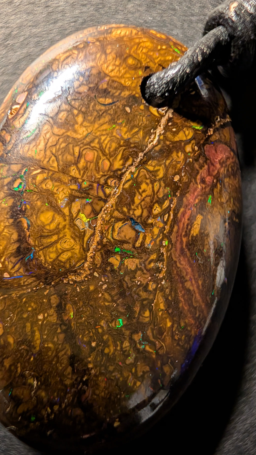 Boulder Opal - Kette - 61,9 Carat