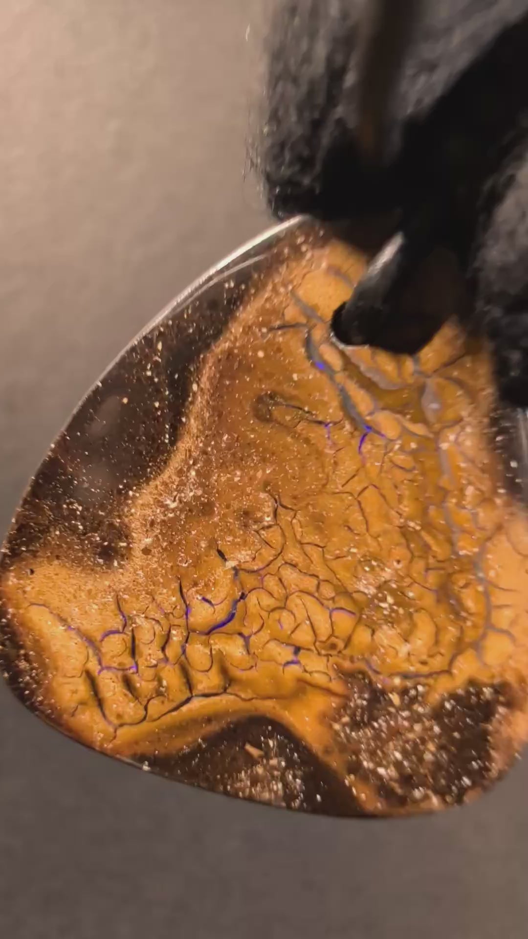Boulder Opal Kette, 46 Carat – Video: Farbspiel unter bewegtem Licht
