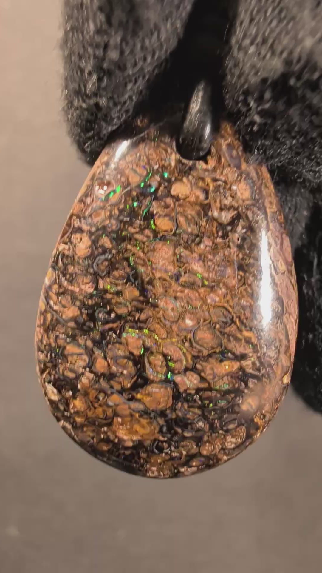 Boulder Opal Kette, 40 Carat – Video: Farbspiel unter bewegtem Licht