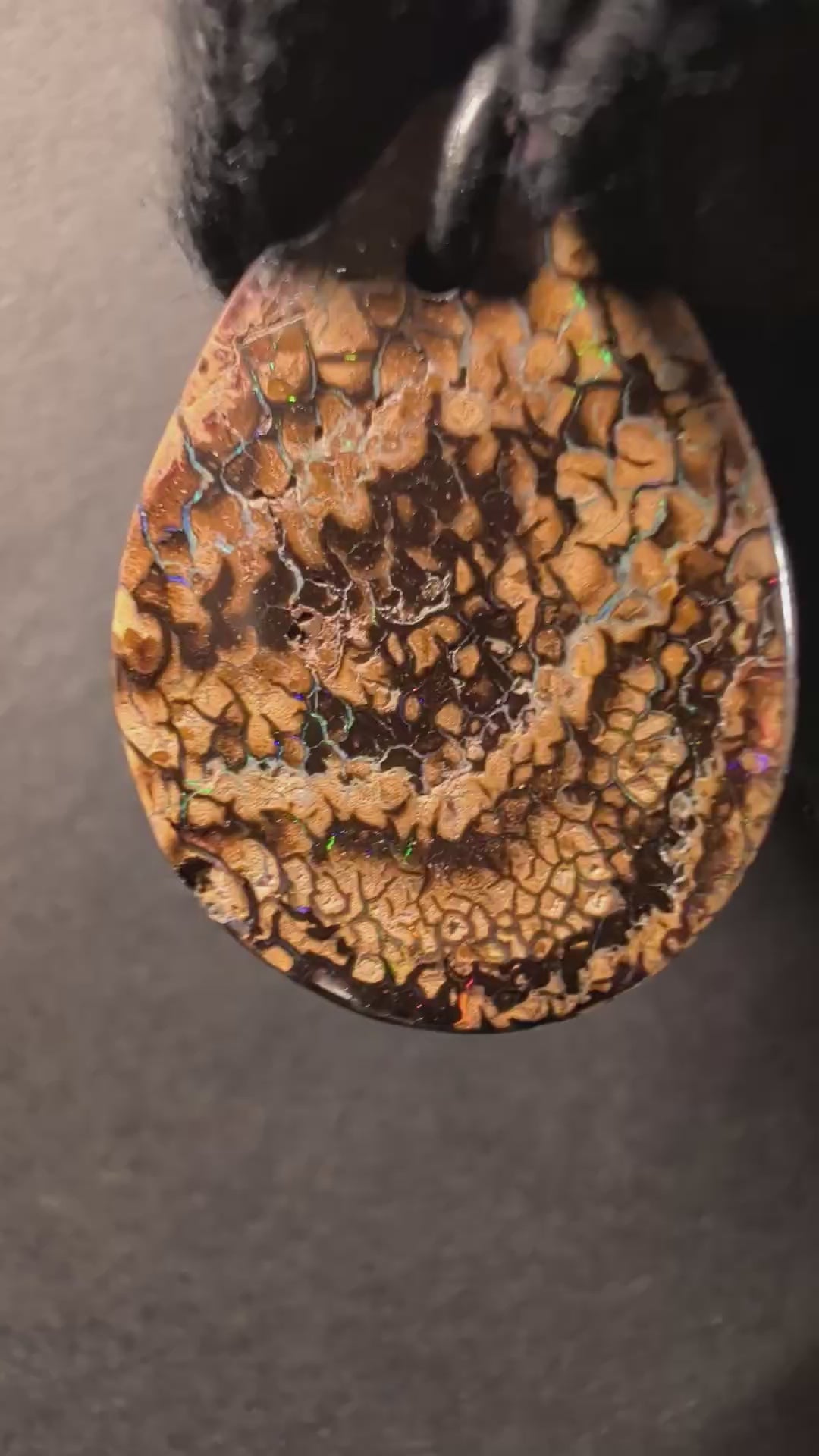 Boulder Opal Kette, 43,4 Carat – Video: Farbspiel unter bewegtem Licht