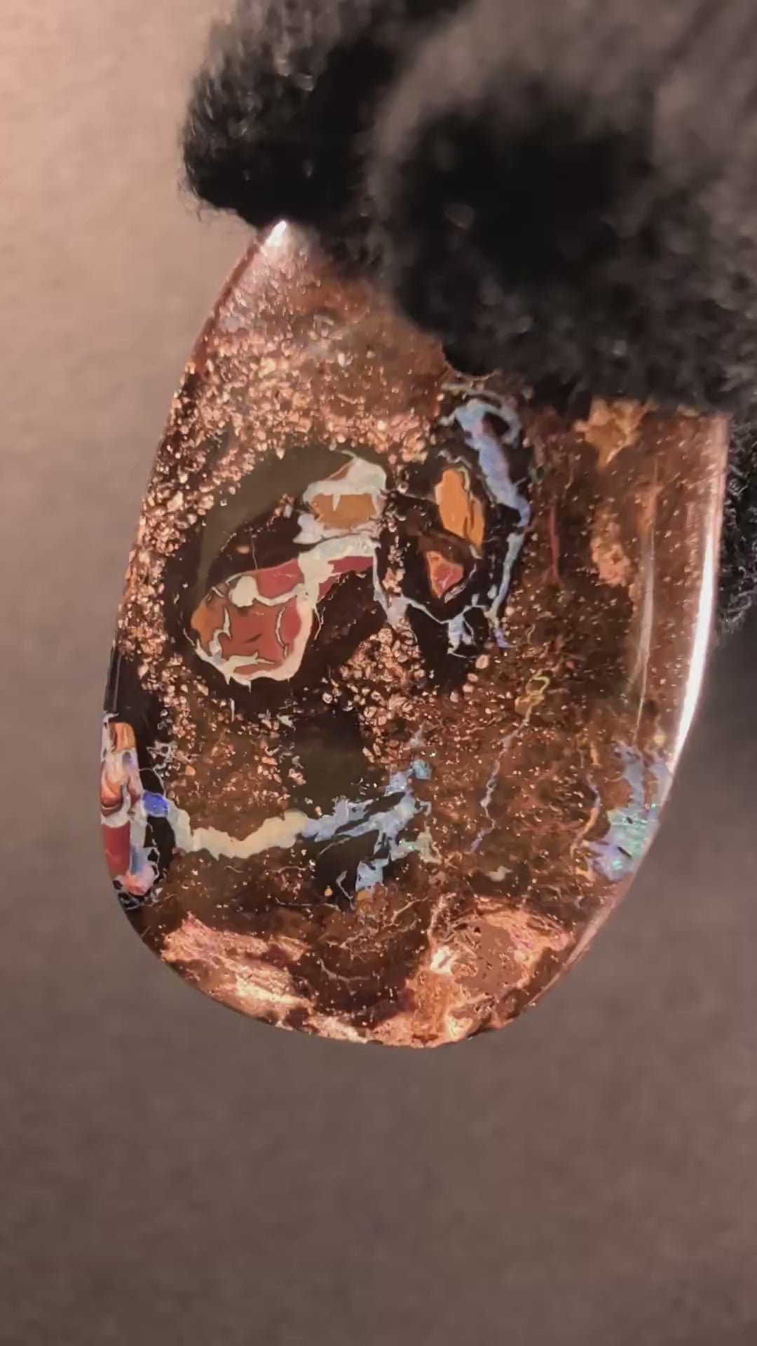 Boulder Opal Kette, 39,2 Carat – Video: Farbspiel unter bewegtem Licht