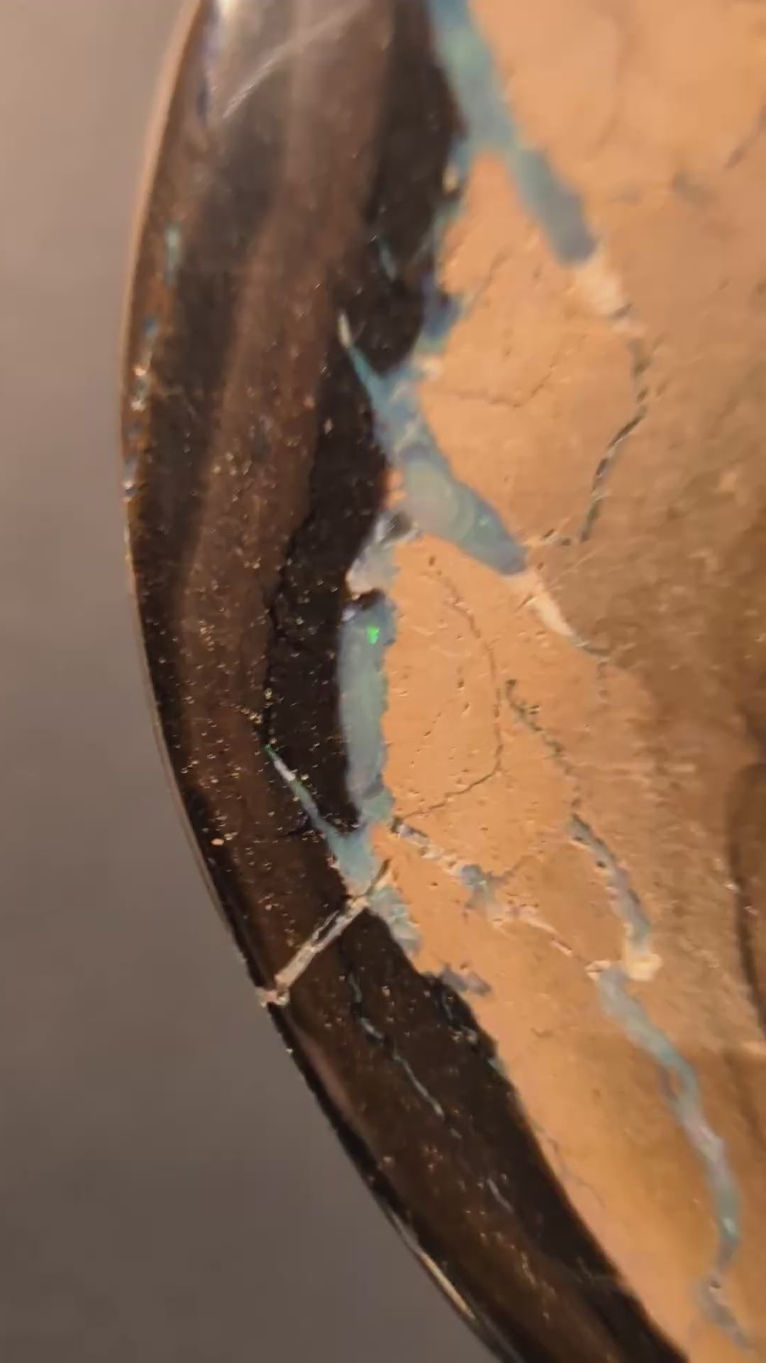 Boulder Opal Kette, 51 Carat – Video: Farbspiel unter bewegtem Licht