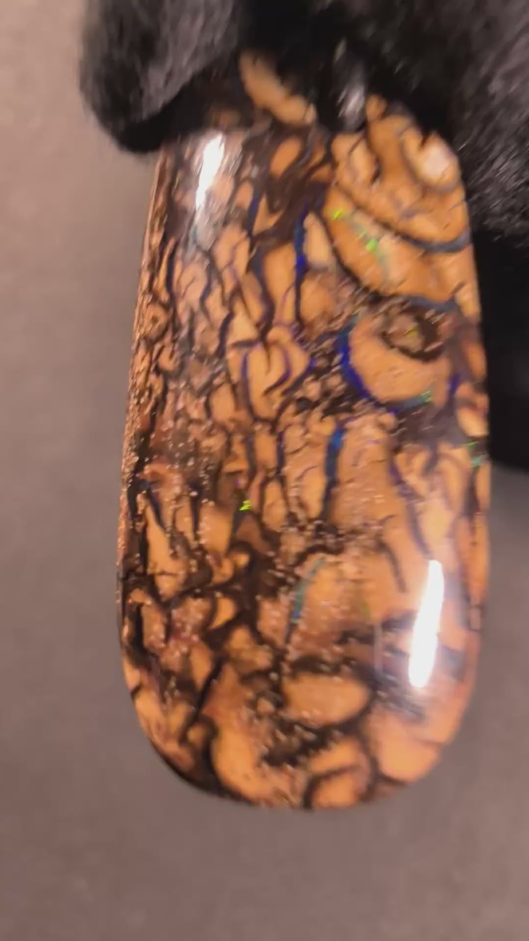 Boulder Opal Kette, 51,7 Carat – Video: Farbspiel unter bewegtem Licht