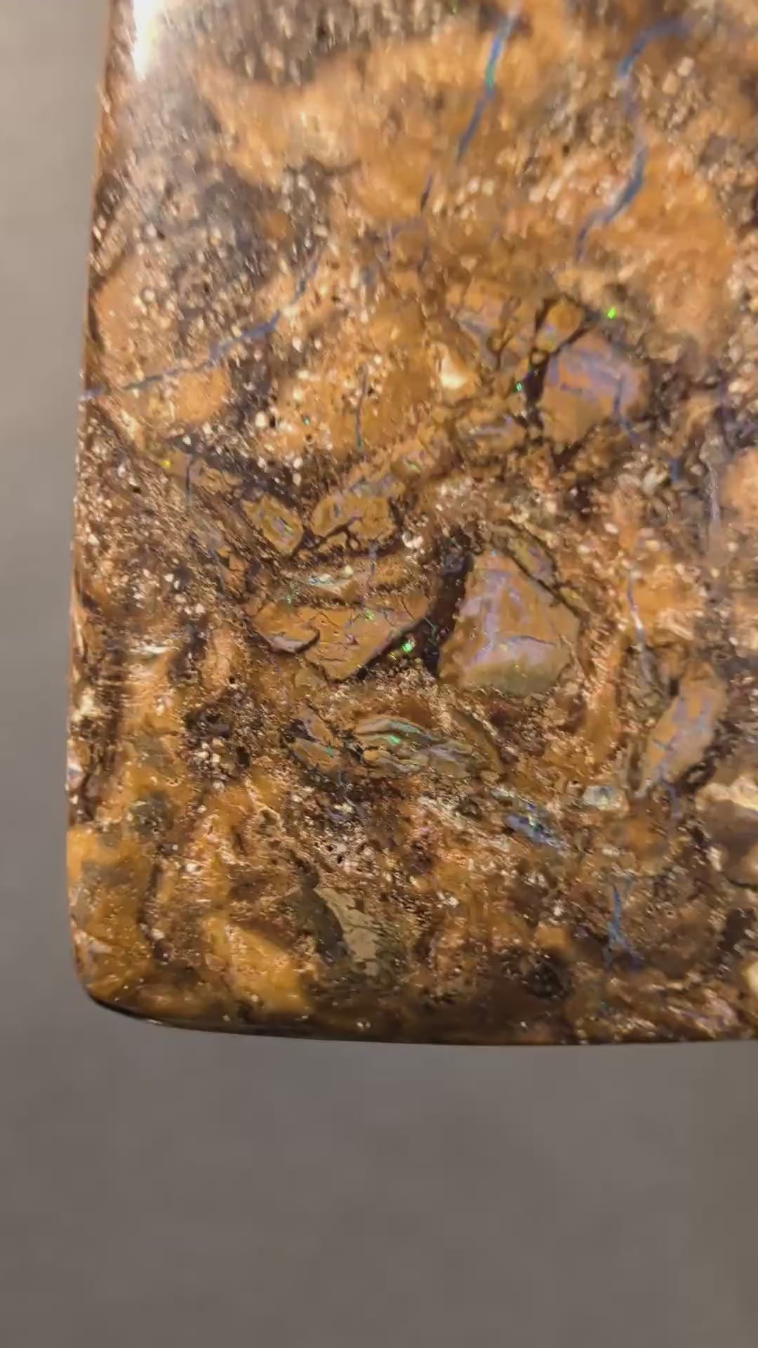 Boulder Opal Kette, 56,2 Carat – Video: Farbspiel unter bewegtem Licht