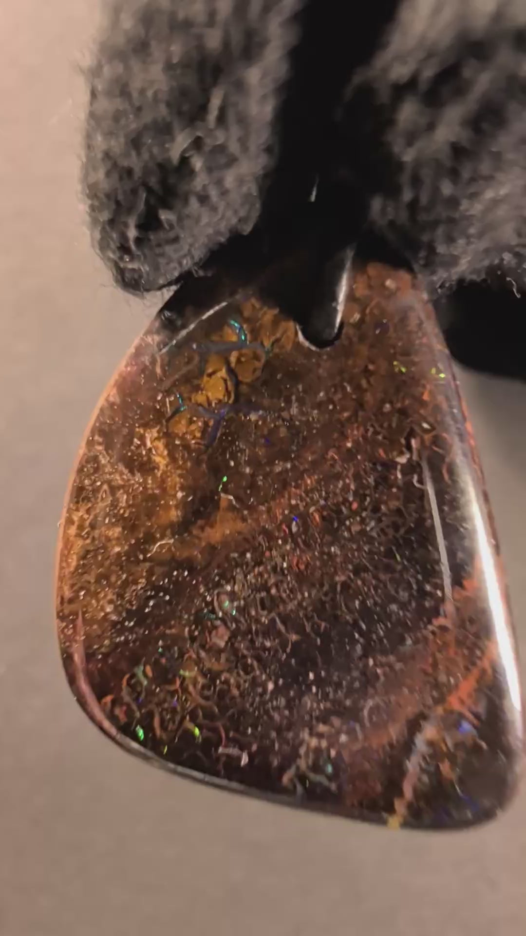 Boulder Opal Kette, 45 Carat – Video: Farbspiel unter bewegtem Licht