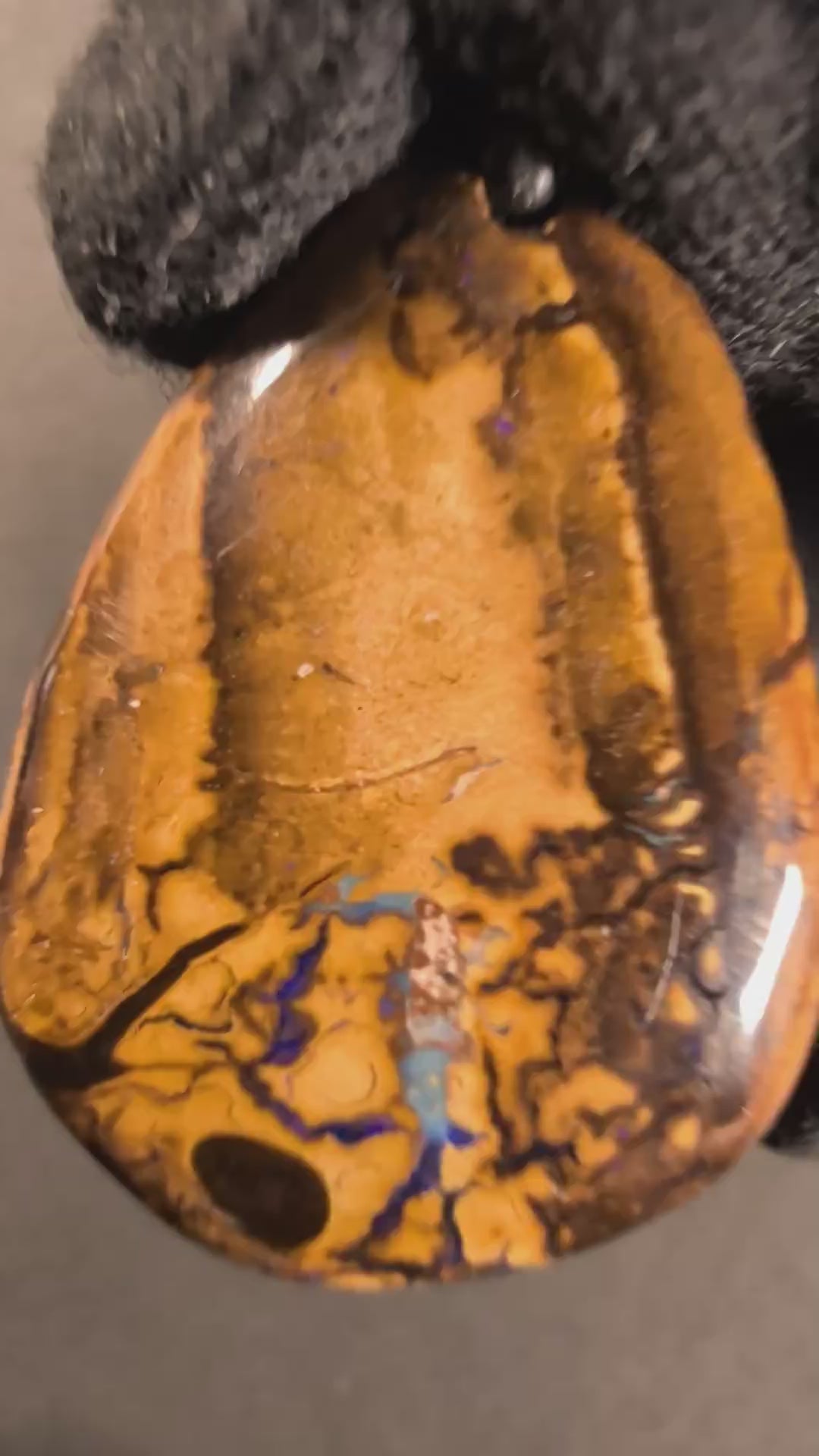 Boulder Opal Kette, 89 Carat – Video: Farbspiel unter bewegtem Licht