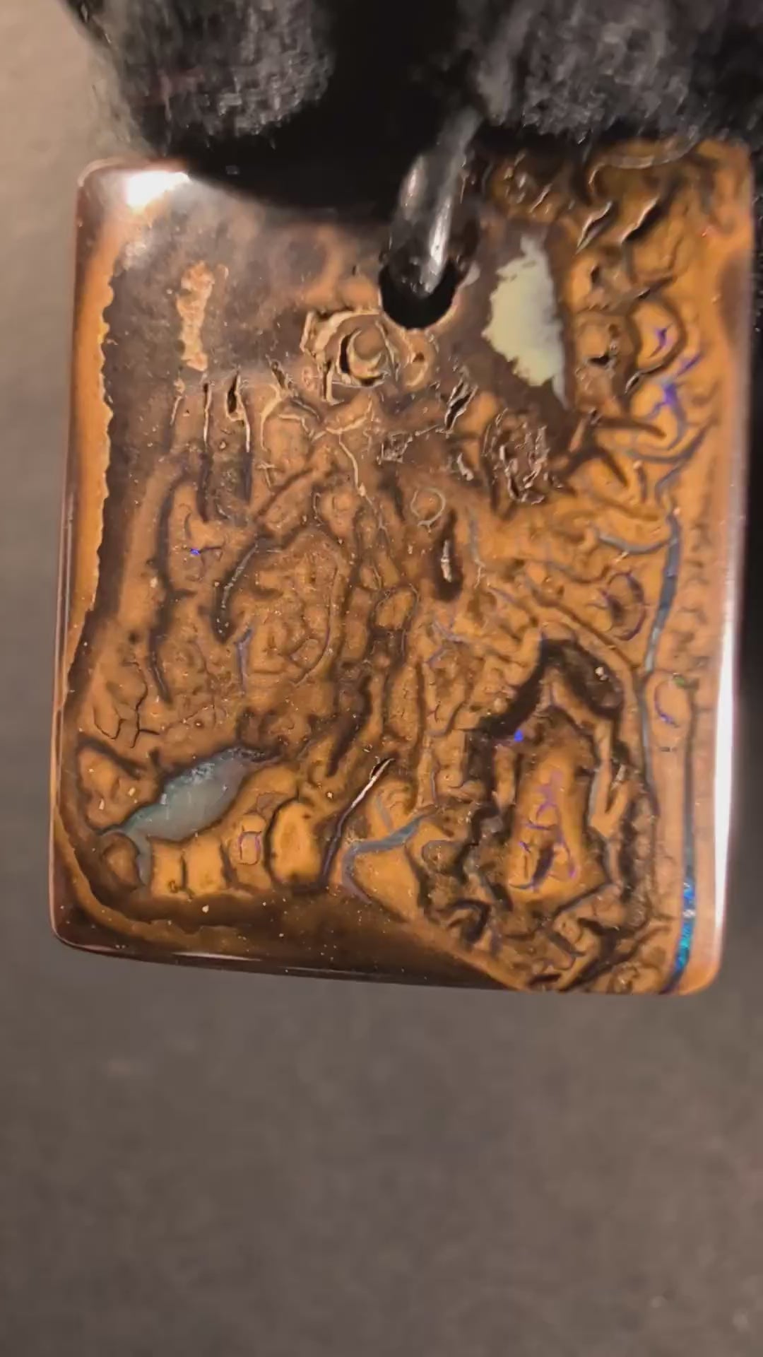 Boulder Opal Kette, 57 Carat – Video: Farbspiel unter bewegtem Licht