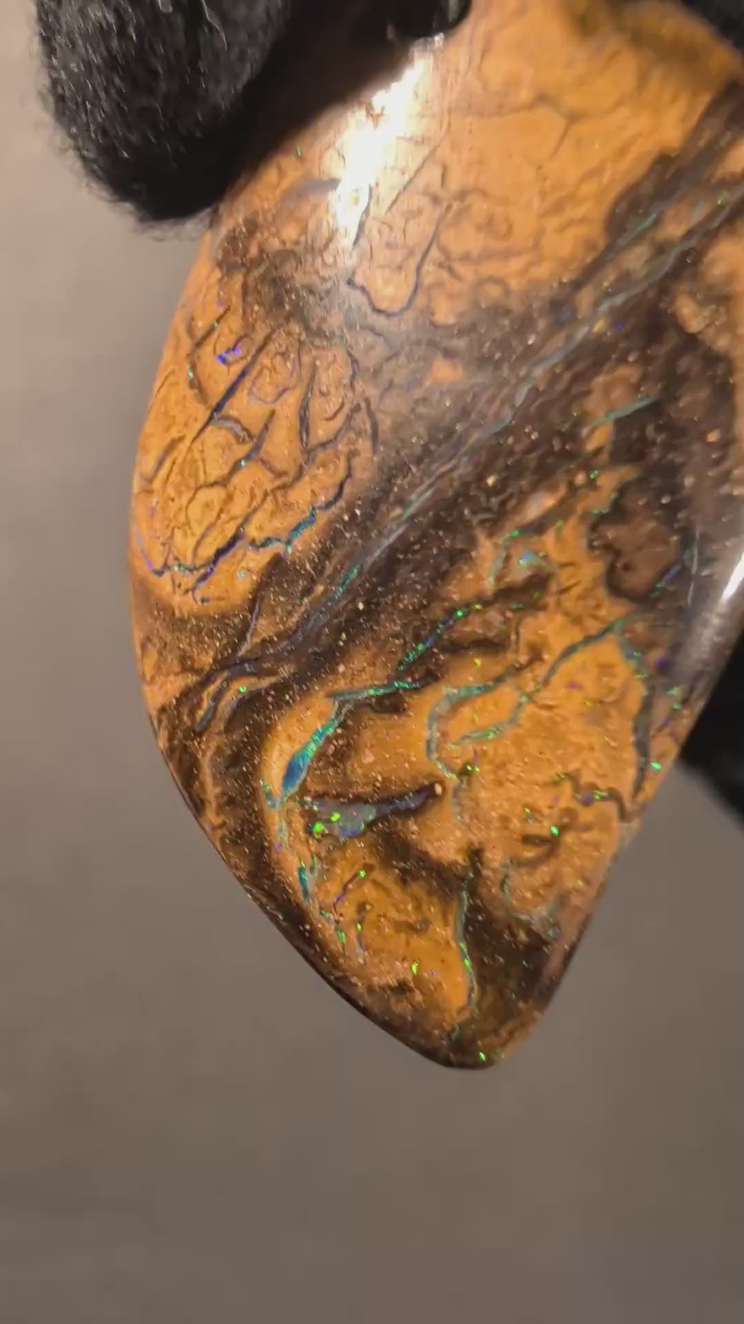 Boulder Opal Kette, 42,3 Carat – Video: Farbspiel unter bewegtem Licht