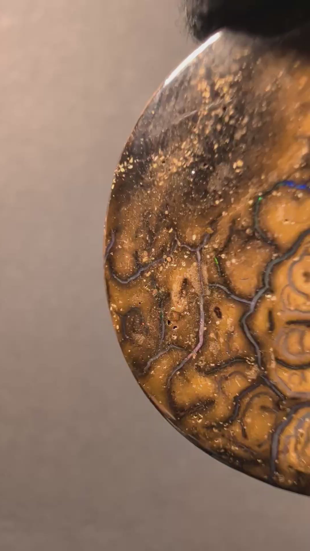 Boulder Opal Kette, 108 Carat – Video: Farbspiel unter bewegtem Licht