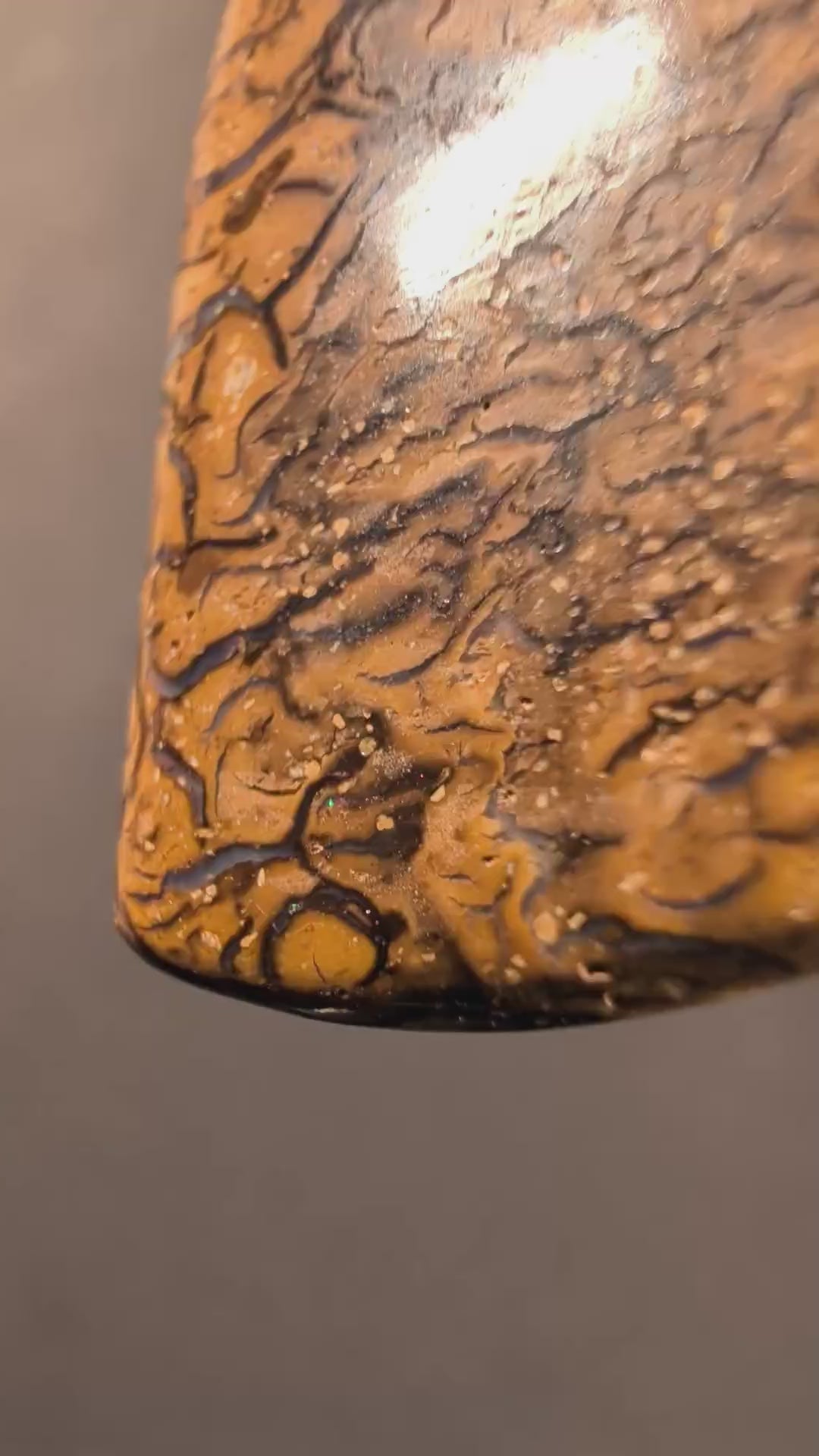 Boulder Opal Kette, 65 Carat – Video: Farbspiel unter bewegtem Licht