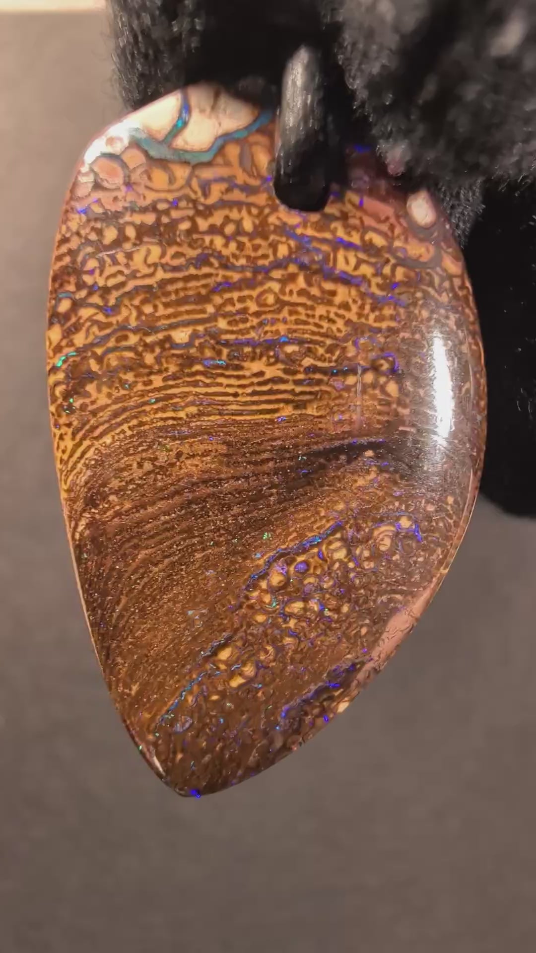 Boulder Opal Kette, 49,5 Carat – Video: Farbspiel unter bewegtem Licht