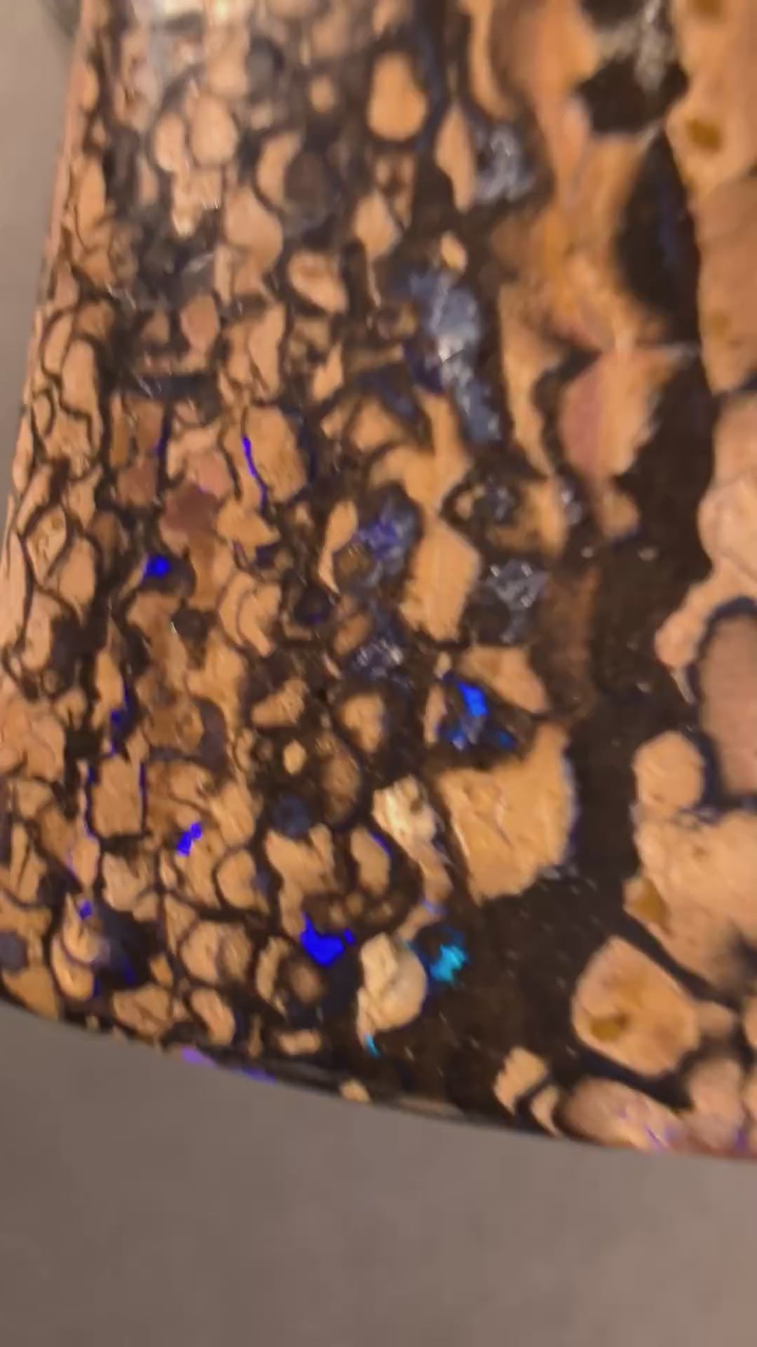 Boulder Opal Kette, 77 Carat – Video: Farbspiel unter bewegtem Licht